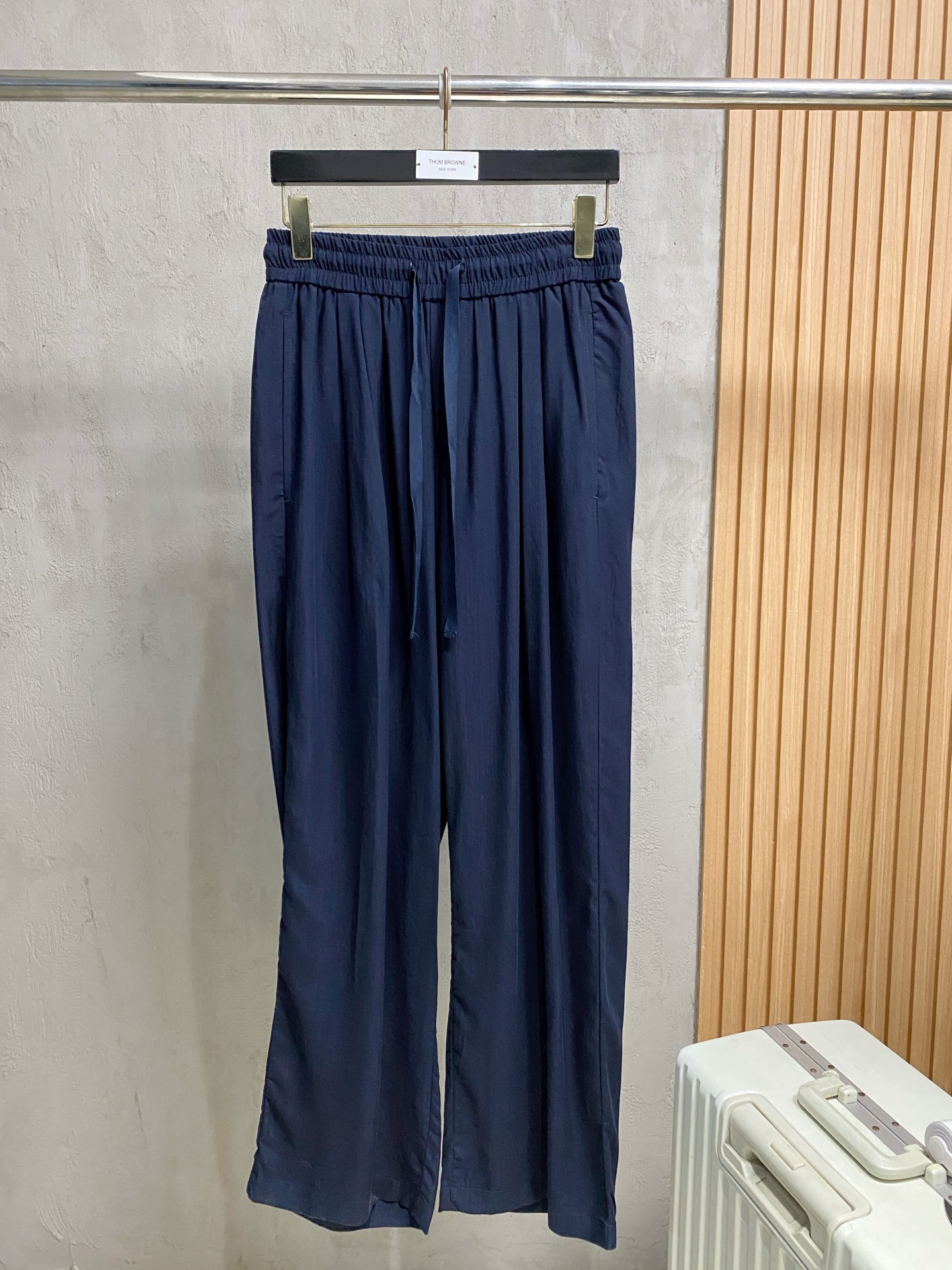 Loro Piana 春夏新款棉麻裤 26ss休闲裤金典再次出现，原单订制高品质时尚休闲裤。超级百搭款。
