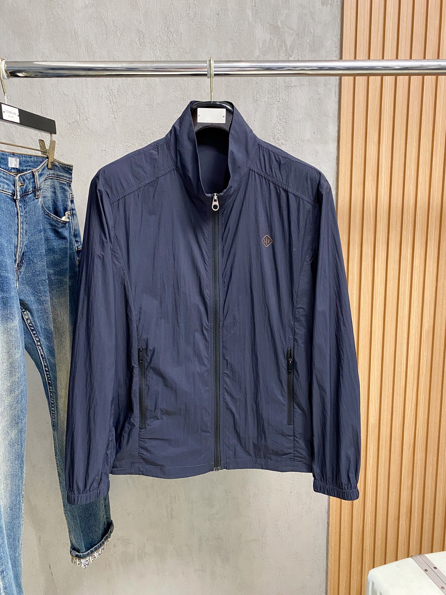 NO:904424,LP 1916 new spring and summer men's sun protection clothing is a lightweight jacket. It is made of uniquely customized sun protection four-way elastic fabric, excellent elasticity and resilience, and four-way stretch. The fabric is elastic in the warp and weft, transverse, longitudinal and diagonal directions. It can adapt to a wide range of physical activities, such as exercise, squatting and is not easily deformed.  The use of elastic fiber blending technology ensures that it can quickly return to its original shape after repeated stretching to avoid looseness and bulging. It is comfortable and fit without any sense of restraint. It is adaptive tailoring and can naturally fit the body curve without relying on complicated version design. It is light and breathable, and has high-density weaving or microporous structure technology.  , taking into account elasticity and breathability, reducing the feeling of stuffiness, and suitable for long-term wear. It has high strength and wear resistance, long service life, and tear resistance. Through the scientific ratio of polyester fiber, nylon and elastic fiber, the fabric's anti-friction and anti-snagging properties are improved, especially suitable for outdoor sports or high-frequency use scenarios.  m-3xl,,loro piana,jackets & coats,19860909LP 1916春夏新款男士防晒服轻薄外套,独特订制防晒四面弹面料,卓越的弹性与回弹性,四向拉伸,面料在经纬,横向与纵向及对角线方向均具备弹性,适应大幅度的身体活动,如运动、蹲坐且不易变形. 采用弹性纤维混纺工艺,确保多次拉伸后仍能快速恢复原状,避免松弛、鼓包,舒适贴合,无束缚感,自适应剪裁,无需依赖复杂版型设计,即可自然贴合身体曲线,轻薄透气,高密度编织或微孔结构工艺,兼顾弹性与透气性,减少闷热感,适合长时间穿着.高强耐磨,使用寿命长,抗撕裂性,通过聚酯纤维、锦纶与弹性纤维的科学配比,提升面料抗摩擦、抗勾丝性能,尤其适合户外运动或高频使用场景. m-3xl,,loro piana,jackets & coats,,Men's clothing