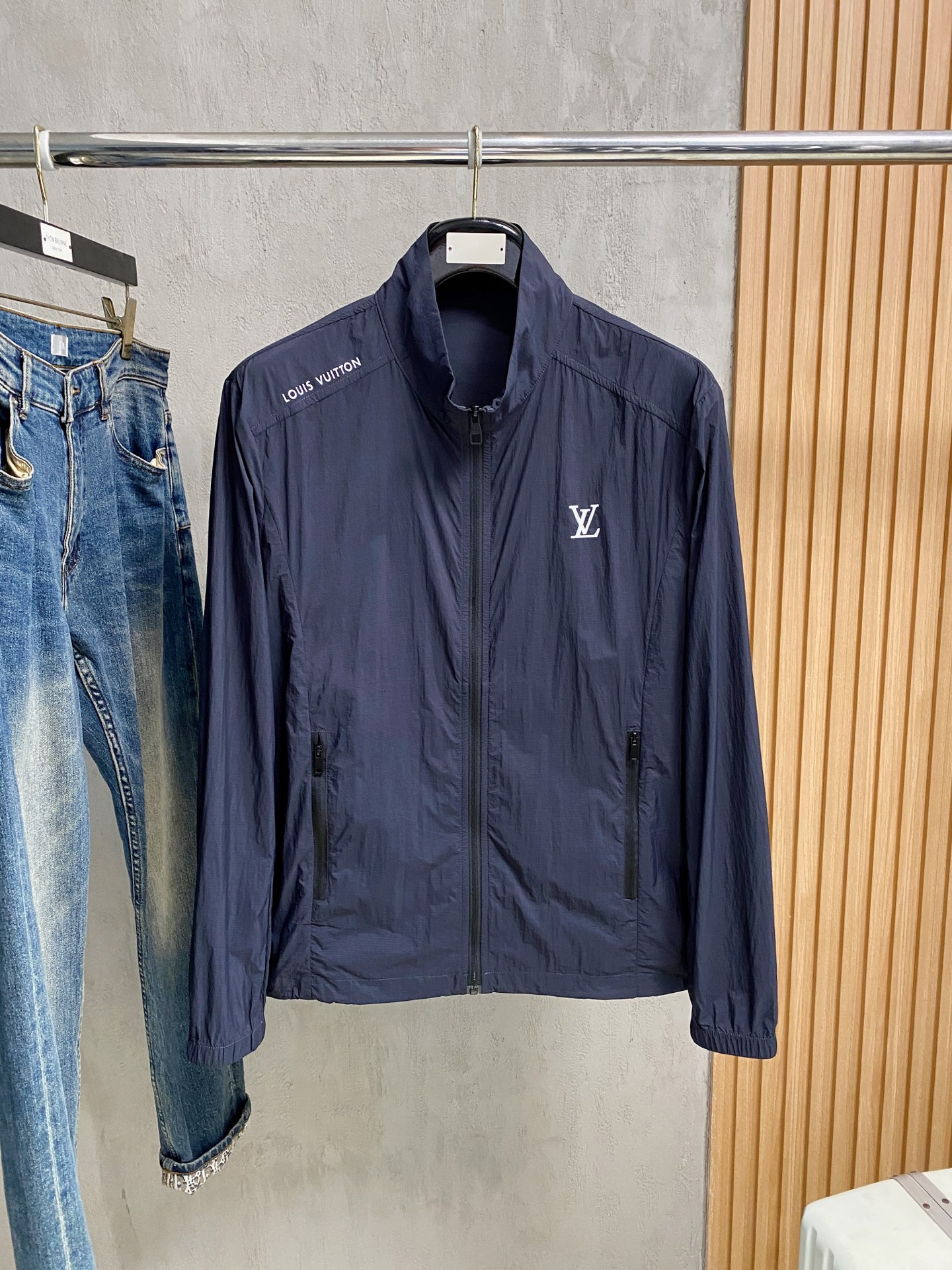 NO:904419,Lv 2026 spring and summer new men's sun protection clothing and light jacket, uniquely customized sun protection four-way stretch fabric, excellent elasticity and resilience, four-way stretch, the fabric is elastic in the warp and weft, transverse and longitudinal and diagonal directions, adaptable to large-scale physical activities, such as exercise, squatting and not easy to deform.  The use of elastic fiber blending technology ensures that it can quickly return to its original shape after repeated stretching to avoid looseness and bulging. It is comfortable and fit without any sense of restraint. It is adaptive tailoring and can naturally fit the body curve without relying on complicated version design. It is light and breathable, and has high-density weaving or microporous structure technology.  , taking into account elasticity and breathability, reducing the feeling of stuffiness, and suitable for long-term wear. It has high strength and wear resistance, long service life, and tear resistance. Through the scientific ratio of polyester fiber, nylon and elastic fiber, the fabric's anti-friction and anti-snagging properties are improved, especially suitable for outdoor sports or high-frequency use scenarios.  m-3xl,,louis vuitton,jackets & coats,19860909Lv 2026春夏新款男士防晒服轻薄外套,独特订制防晒四面弹面料,卓越的弹性与回弹性,四向拉伸,面料在经纬,横向与纵向及对角线方向均具备弹性,适应大幅度的身体活动,如运动、蹲坐且不易变形. 采用弹性纤维混纺工艺,确保多次拉伸后仍能快速恢复原状,避免松弛、鼓包,舒适贴合,无束缚感,自适应剪裁,无需依赖复杂版型设计,即可自然贴合身体曲线,轻薄透气,高密度编织或微孔结构工艺,兼顾弹性与透气性,减少闷热感,适合长时间穿着.高强耐磨,使用寿命长,抗撕裂性,通过聚酯纤维、锦纶与弹性纤维的科学配比,提升面料抗摩擦、抗勾丝性能,尤其适合户外运动或高频使用场景. m-3xl,,louis vuitton,jackets & coats,,Men's clothing