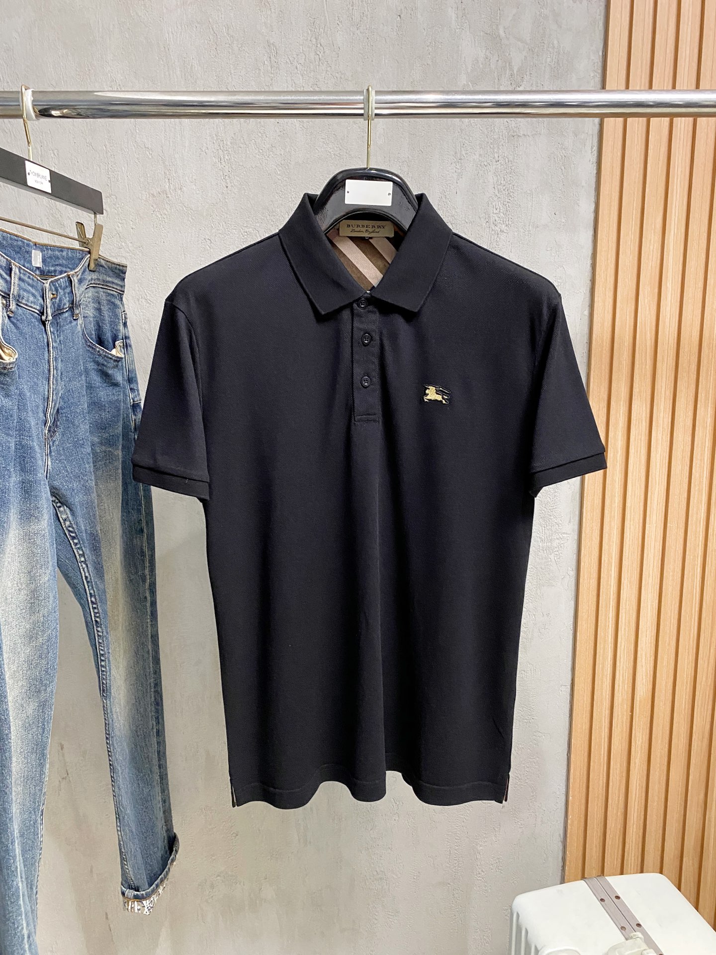 NO:904415,New product launch Burberry 2026ss summer new letter logo men's lapel Polo shirt!  Classic business men's style, the ceiling-level business men's style of high-end men's clothing!  Simple and fashionable yet elegant, it looks great when worn alone, and quality control/details control can be taken away with your eyes closed. It is low-key, luxurious and connotative!  The custom-woven mesh pique cotton fabric supplied by the customer is carefully made. The mesh texture is evenly arranged on the surface of the fabric. It has excellent breathability and heat dissipation and perspiration. The upper body comfort is completely better than ordinary single-sided jersey tissue!  The classic brand LOGO on the chest is made with top-notch craftsmanship. The LOGO is three-dimensional, clear and full, and has extraordinary texture. Whether it is worn as an inner layer or worn alone, it is a classic product!  The exquisite tailoring process, every detail is handled very standard and delicately, which cannot be compared with other low-end products on the market. It is a must-have basic and versatile Polo shirt for men!  Various colors, sizes M-4xl, burberry,19860909新品上市 巴宝莉 2026ss夏季新款字母logo男士翻领Polo衫！经典商务男款,高端男装的天花板级别的商务男款！简约时尚大气不失优雅,单穿内搭体面过人,品质控/细节控的闭眼带走,低调又奢华有内涵！ 客供定织网眼珠地棉布精心制成,面料表面排列均匀整齐的网眼纹理,透气性和散热排汗性极佳,上身舒适程度完全优于普通单面汗布组织！胸前经典的品牌LOGO标识,采用顶级工艺打造,LOGO立体清晰饱满,质感非凡的特质,无论是内搭还是单穿都是一款经典领域的产品！精妙绝伦的裁剪工艺,每一个细节处理的非常标准细腻,非市面一般LOW货可以媲美的,男士必入基础百搭款Polo衫推荐！ 颜色多颜色 尺码M-4xl,,burberry,,Men's clothing