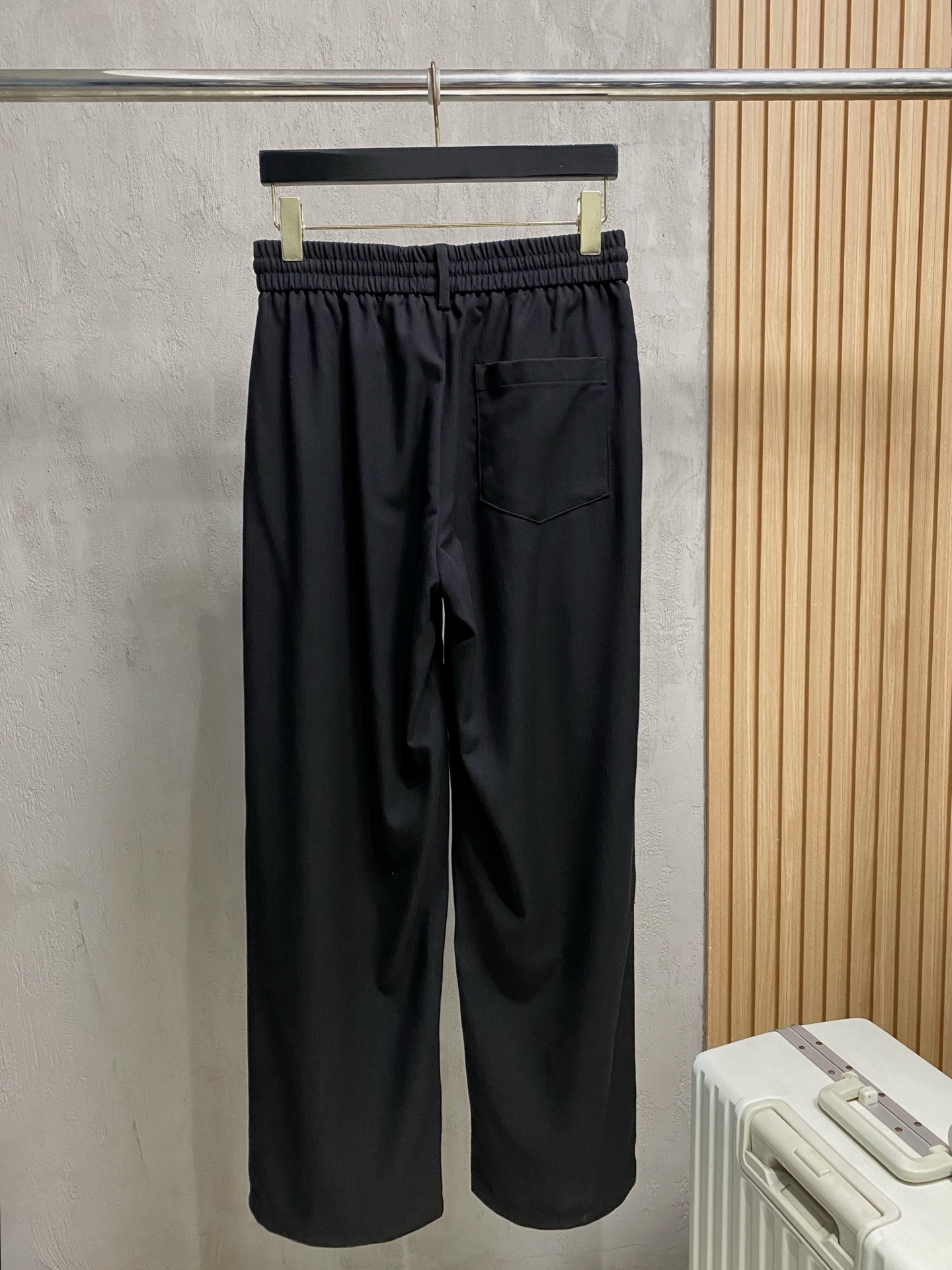 Loro Piana 春夏新款棉麻裤 26ss休闲裤金典再次出现，原单订制高品质时尚休闲裤。超级百搭款。