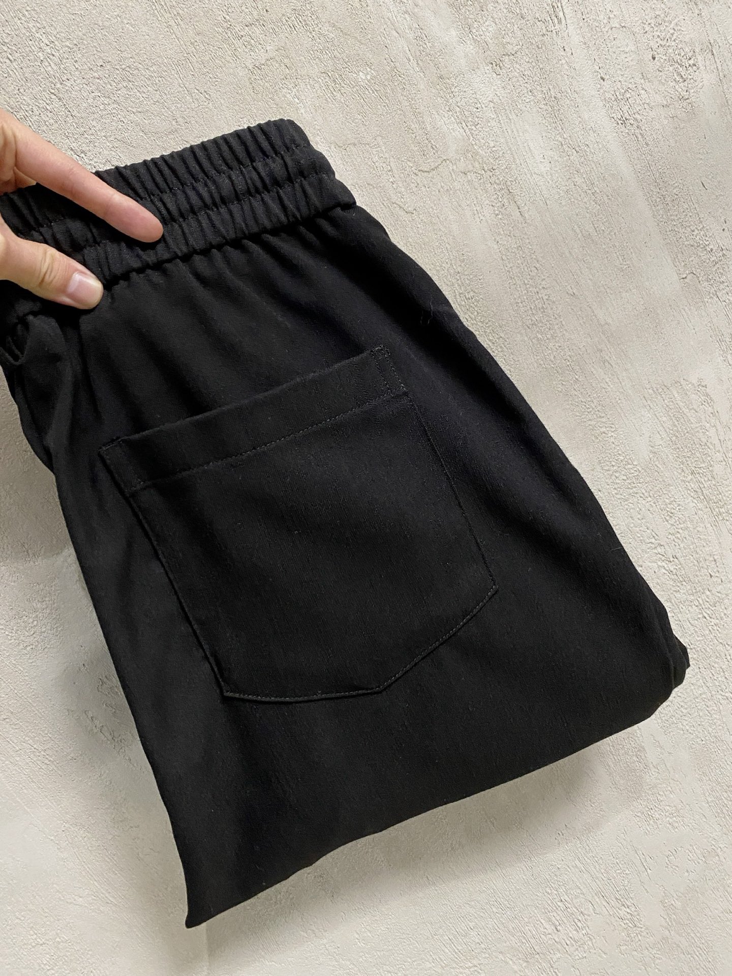 Loro Piana 春夏新款棉麻裤 26ss休闲裤金典再次出现，原单订制高品质时尚休闲裤。超级百搭款。