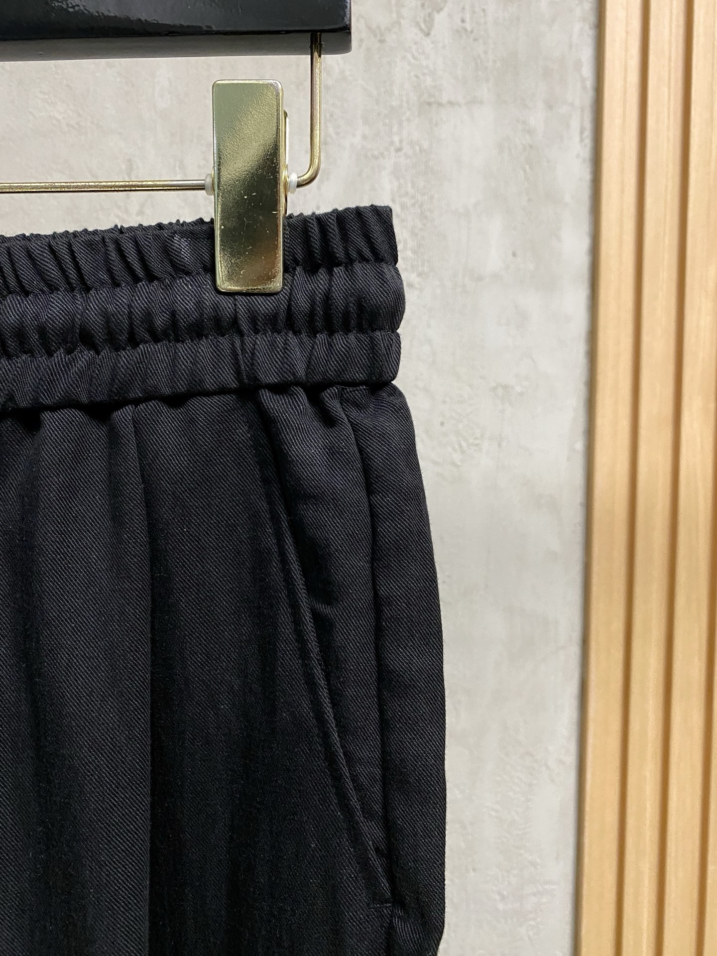 Loro Piana 春夏新款棉麻裤 26ss休闲裤金典再次出现，原单订制高品质时尚休闲裤。超级百搭款。