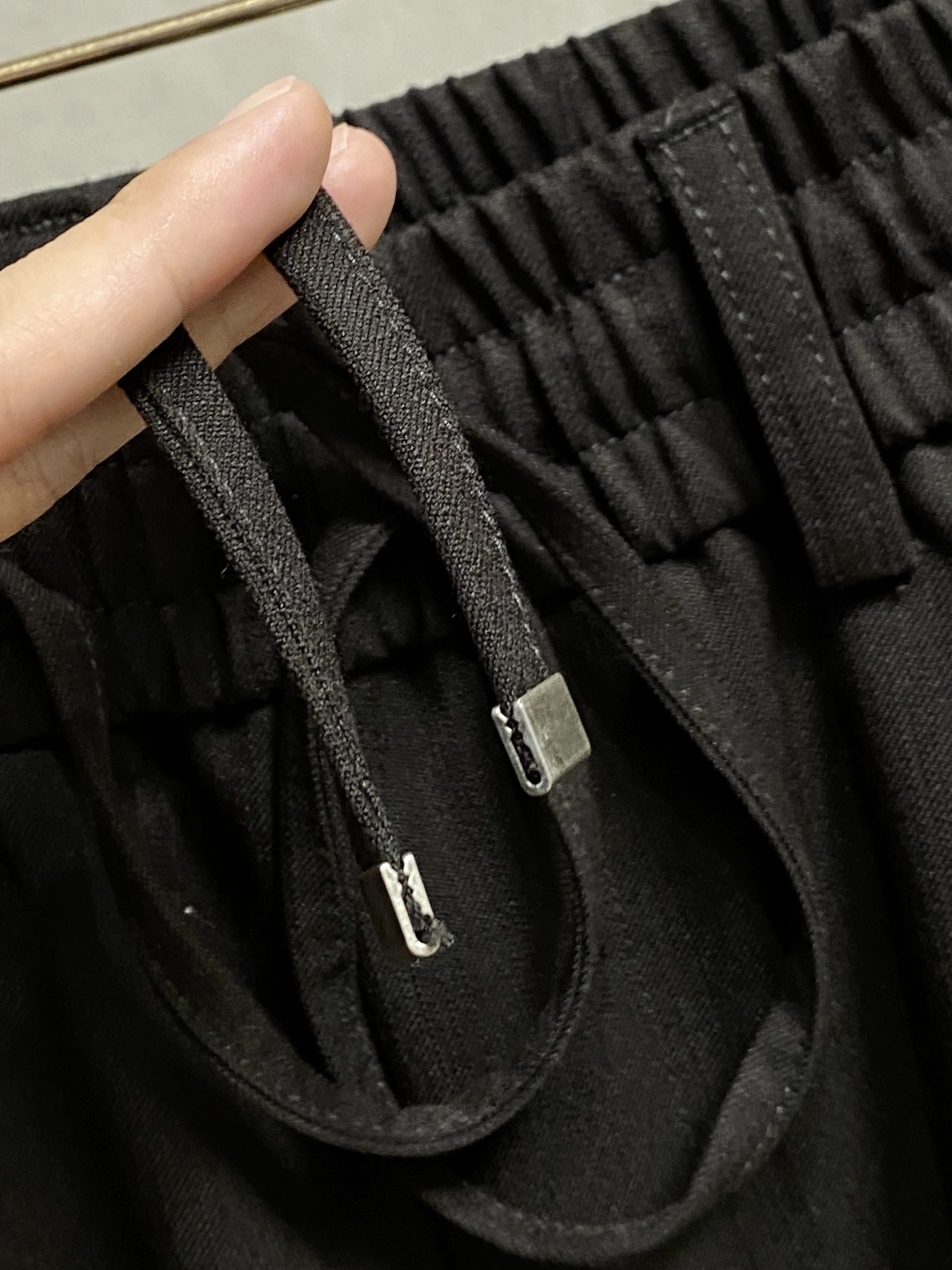 Loro Piana 春夏新款棉麻裤 26ss休闲裤金典再次出现，原单订制高品质时尚休闲裤。超级百搭款。