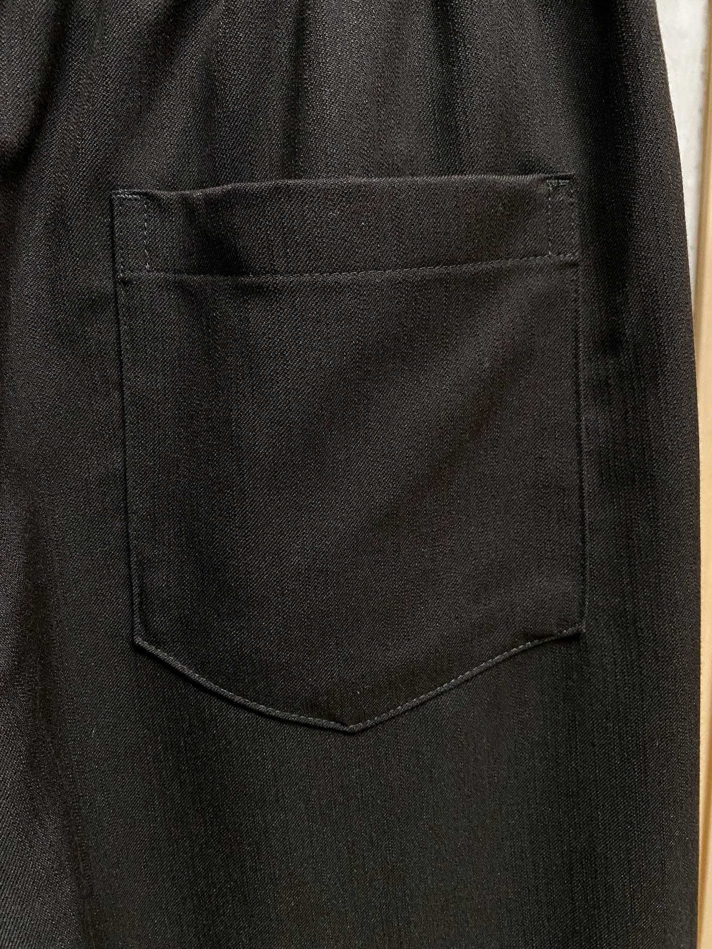 Loro Piana 春夏新款棉麻裤 26ss休闲裤金典再次出现，原单订制高品质时尚休闲裤。超级百搭款。