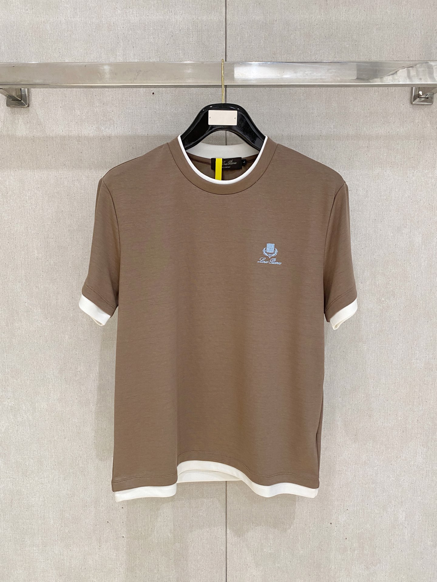 NO:848173,LP 1926 new pure cotton men's casual bottoming short-sleeved T-shirt!  High-end customization, high version, fashionable and versatile, loose version, original imported cotton fabric, threaded cuffs, collar and hem, super soft and delicate to the touch, skin-friendly and comfortable to wear, high-end boutique. Avant-garde style, charming and comfortable, great upper body, essential items for men, complete with three standards, sizes M-4XL, loro piana, T-shirt, tees, t-shirt,19860909LP 1926 新款纯棉男士休闲打底短袖T恤！高端定制 高版本 时尚百搭爆款宽松版型原版进口纯棉面料 螺纹袖口.领口衣摆 手感超柔软细腻 穿着亲肤舒适 高端精品.前卫风格魅力舒适, 上身非常赞 男士必备单品 三标齐全 尺码M-4XL,,loro piana,T-shirt,tees，t-shirt,,Men's clothing