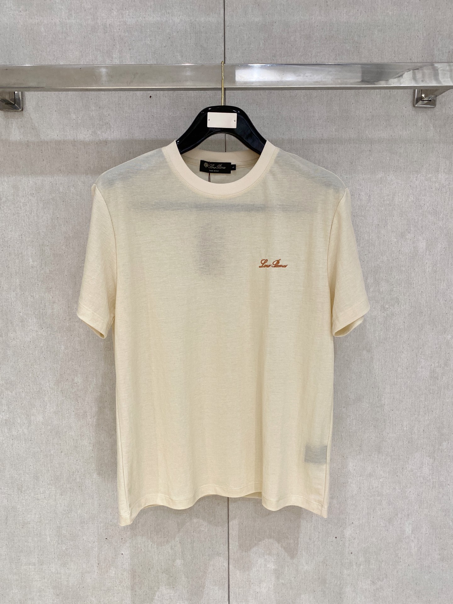 NO:848185,LP 1926 new pure cotton men's casual bottoming short-sleeved T-shirt!  High-end customization, high version, fashionable and versatile, loose version, original imported cotton fabric, threaded cuffs, collar and hem, super soft and delicate to the touch, skin-friendly and comfortable to wear, high-end boutique. Avant-garde style, charming and comfortable, great upper body, essential items for men, complete with three standards, sizes M-4XL, loro piana, T-shirt, tees, t-shirt,19860909LP 1926 新款纯棉男士休闲打底短袖T恤！高端定制 高版本 时尚百搭爆款宽松版型原版进口纯棉面料 螺纹袖口.领口衣摆 手感超柔软细腻 穿着亲肤舒适 高端精品.前卫风格魅力舒适, 上身非常赞 男士必备单品 三标齐全 尺码M-4XL,,loro piana,T-shirt,tees，t-shirt,,Men's clothing
