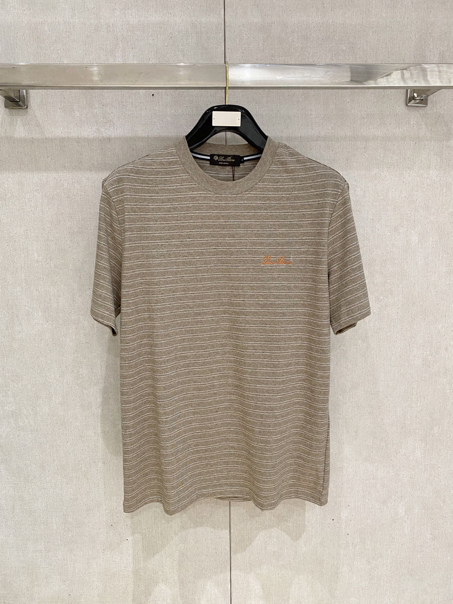 NO:848179,LP 1926 new pure cotton men's casual bottoming short-sleeved T-shirt!  High-end customization, high version, fashionable and versatile, loose version, original imported cotton fabric, threaded cuffs, collar and hem, super soft and delicate to the touch, skin-friendly and comfortable to wear, high-end boutique. Avant-garde style, charming and comfortable, great upper body, essential items for men, complete with three standards, sizes M-4XL, loro piana, T-shirt, tees, t-shirt,19860909LP 1926 新款纯棉男士休闲打底短袖T恤！高端定制 高版本 时尚百搭爆款宽松版型原版进口纯棉面料 螺纹袖口.领口衣摆 手感超柔软细腻 穿着亲肤舒适 高端精品.前卫风格魅力舒适, 上身非常赞 男士必备单品 三标齐全 尺码M-4XL,,loro piana,T-shirt,tees，t-shirt,,Men's clothing