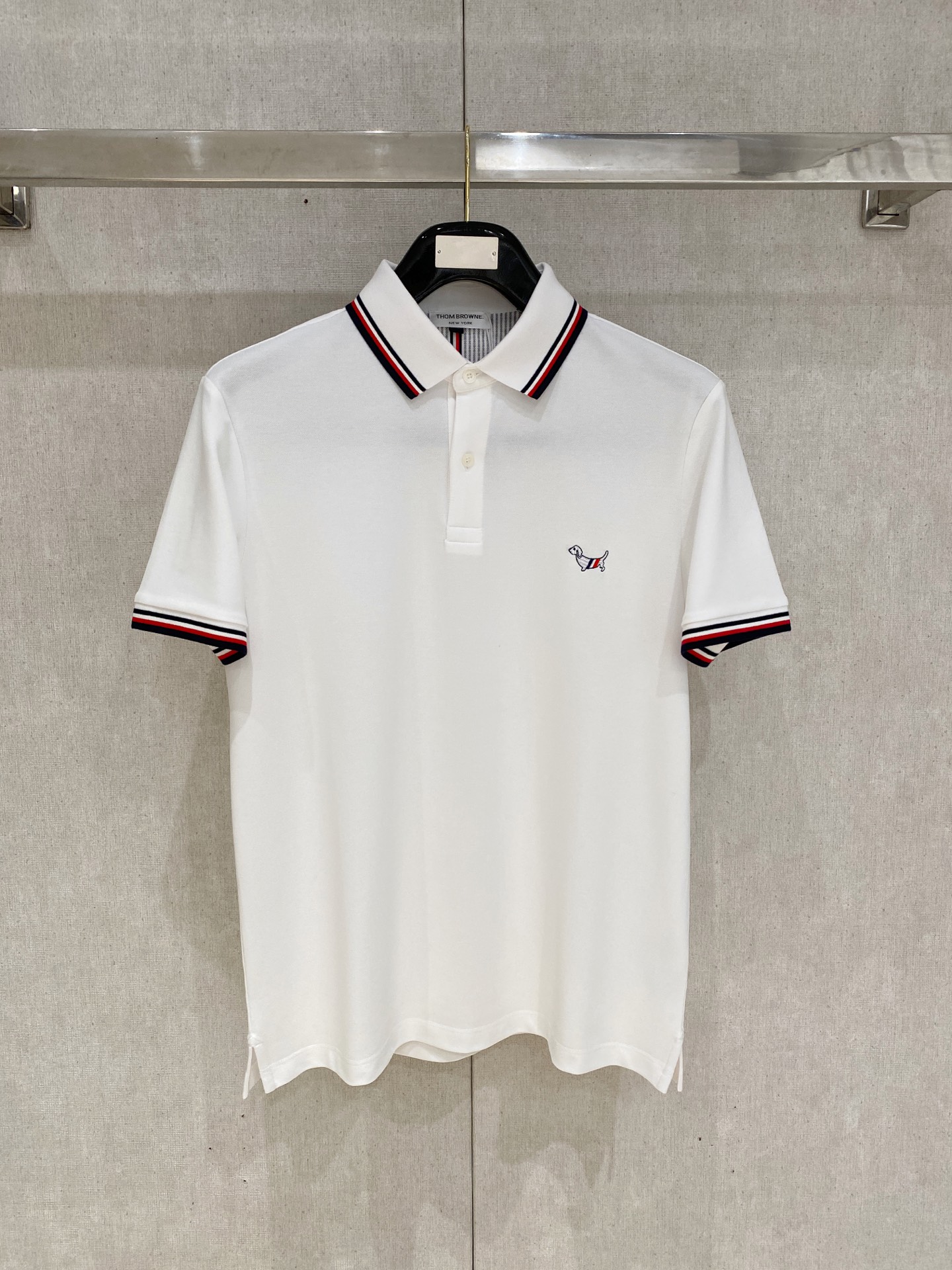 NO:848182,TB highly recommended!  Spring and summer new products are on sale at the counter. Fashionable high-end men's Polo - Logo on the chest, personalized and fashionable/Imported high-density mercerized pearls, extremely skin-friendly and comfortable. It feels very delicate, has a good texture, is cool and breathable, and is a very good overall piece. It can be worn alone as an inner layer. Size M-4Xl,,19860909TB 重磅推荐！春夏新品 专柜在售 时尚高端男装Polo-胸前Logo个性时尚/进口顶极高密度丝光珠地,极为亲肤舒适 摸上去非常的细腻,质感很好,凉爽透气,整体非常不错的一款,内搭单穿都完全没问题 尺码M-4Xl,,,Men's clothing