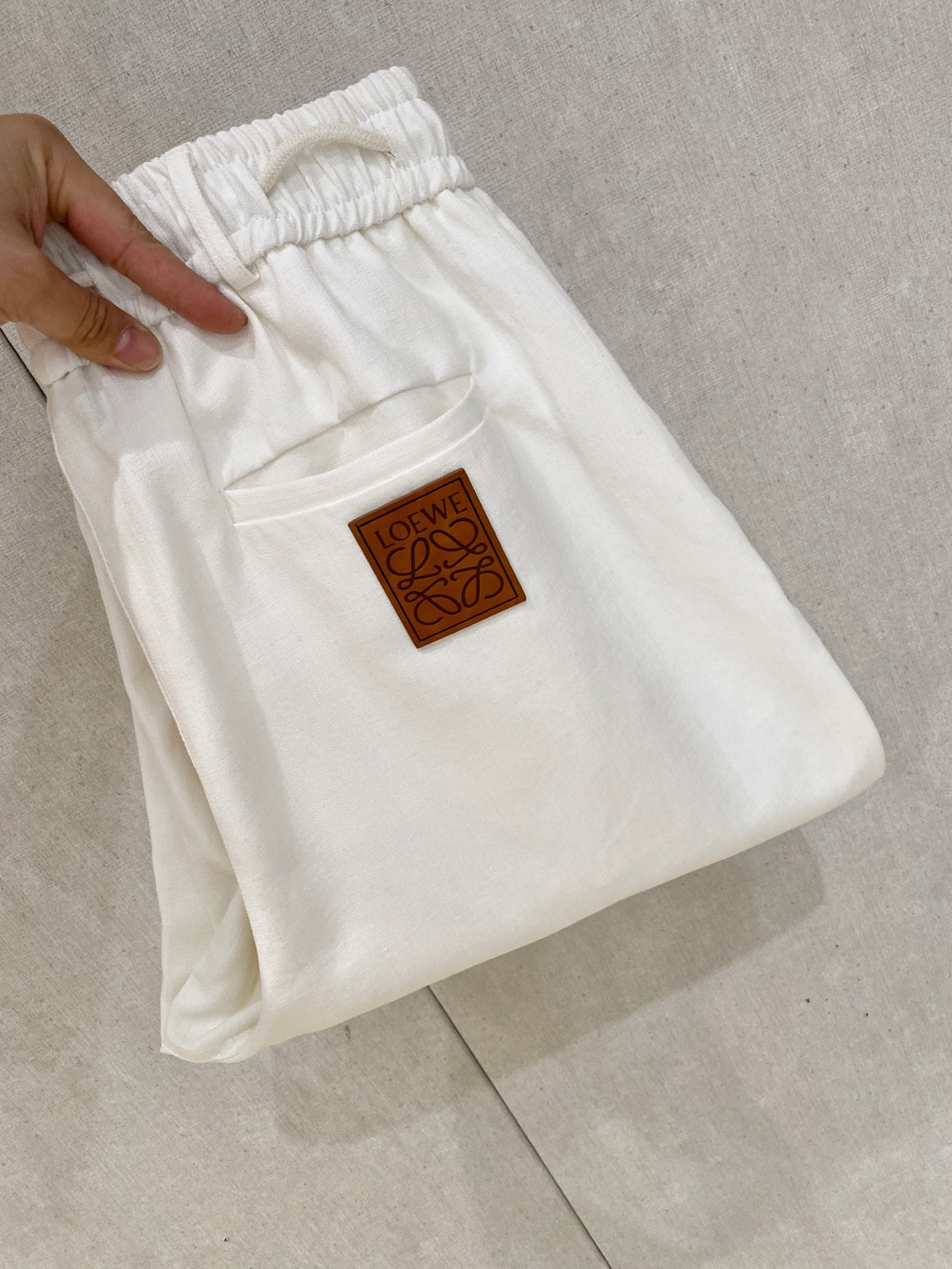 NO:865797,Luo Yiwei's new spring and summer cotton and linen pants 26ss casual pants golden classic appears again, original order high-quality fashionable casual pants. Super versatile style. Exclusive custom-made fabric, very wide and stylish, close-fitting and comfortable. The latest hardware accessories from the original custom counter. Super beautiful version, the upper body shows slender legs, the lining and routing are impeccable, you can attend any occasion, and once again emphasize that the fabric is very, very classy! Code number M-2Xl,,loewe,19860909罗意威 春夏新款棉麻裤 26ss休闲裤金典再次出现,原单订制高品质时尚休闲裤.超级百搭款.独家定制面料,挺阔有型,贴身舒适.原版定制专柜最新五金辅料.超靓版型、上身显腿修长,內里,走线都无可挑剔,任何场合都可出席,再次强调面料非常非常显档次！码数 M-2Xl,,loewe,,Men's clothing