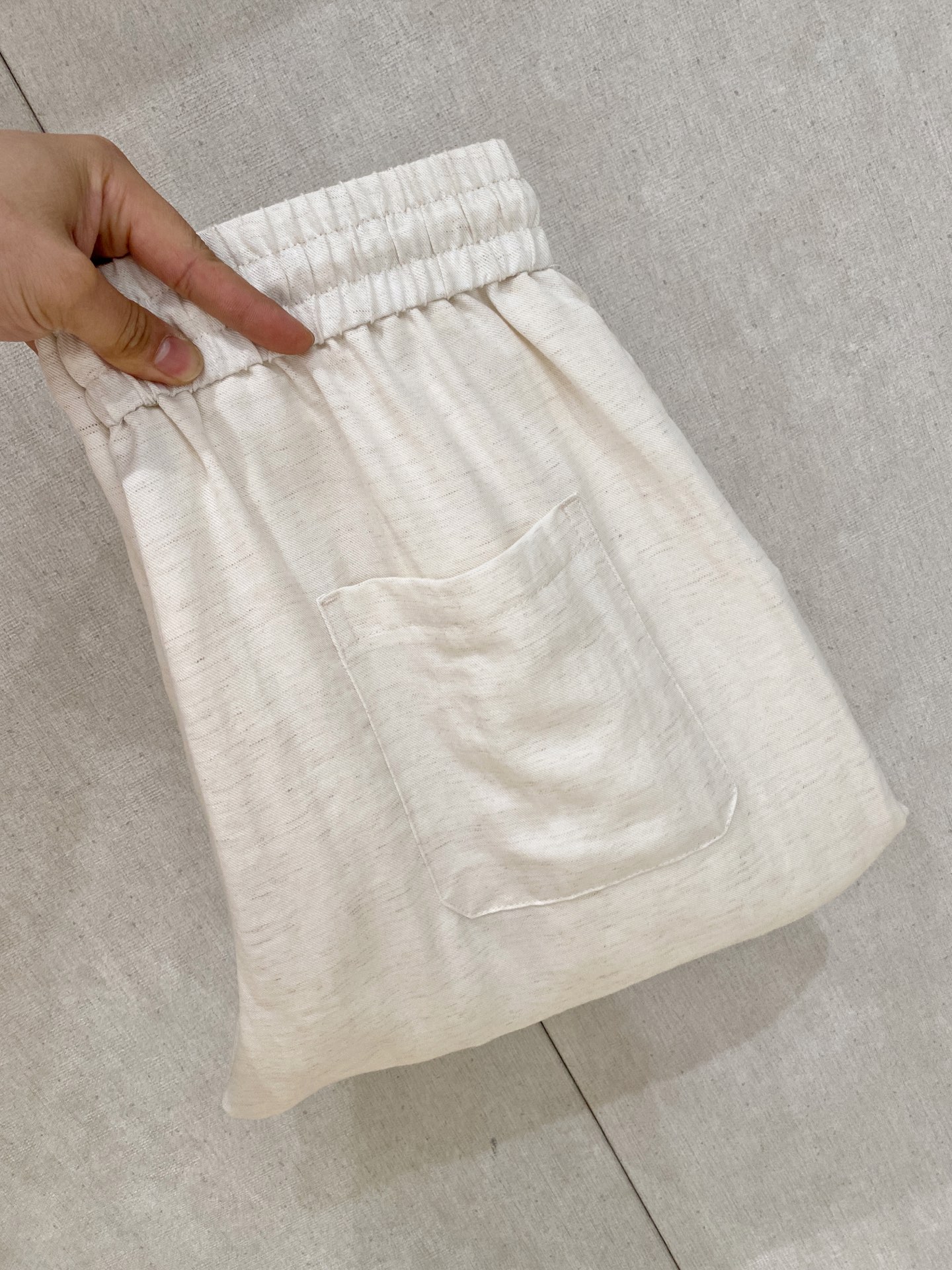 NO:865810,LP spring and summer new cotton and linen pants 26ss casual pants golden classic appears again, original order high-quality fashionable casual pants. Super versatile style. Exclusive custom-made fabric, very wide and stylish, close-fitting and comfortable. Original custom-made counter latest hardware accessories. Super beautiful version, the upper body shows slender legs, the lining and routing are impeccable, you can attend any occasion, once again emphasize that the fabric is very, very classy! Size M-2Xl,,loro piana,19860909LP 春夏新款棉麻裤 26ss休闲裤金典再次出现,原单订制高品质时尚休闲裤.超级百搭款.独家定制面料,挺阔有型,贴身舒适.原版定制专柜最新五金辅料.超靓版型、上身显腿修长,內里,走线都无可挑剔,任何场合都可出席,再次强调面料非常非常显档次！码数 M-2Xl,,loro piana,,Men's clothing