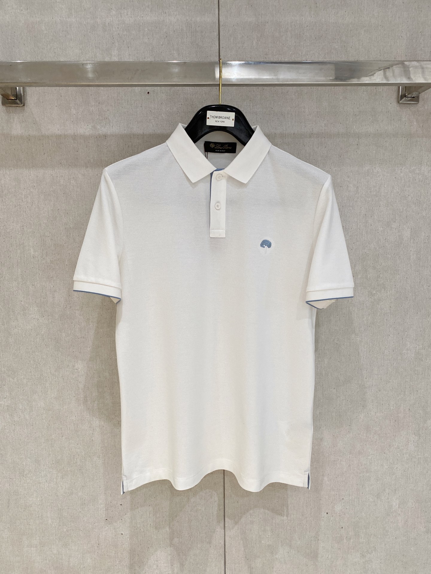 NO:845618,LP Nuoyoupanya men's high-end business casual piqué cotton lapel POLO shirt, the best product from the trading company channel, comes from a famous family, pure blood quality, original OEM product, official new product in 26 years!  A high-end favorite!  !  The typical Italian-style fashion is very sophisticated in terms of fabric selection and craftsmanship. The overall shape has a strong aesthetic gene of the LP family. It is low-key and luxurious, elegant and noble. Every detail proves the high-end sense of the brand itself. The iconic brand badge embroidered logo on the chest is a soul-like injection, very refined and fashionable, and effectively flaunts the identity!  High-end materials are imported from Egypt, and the finest long-staple cotton raw materials from the southern United States are selected. They are custom-woven and dyed in a century-old Italian workshop. The fabric properties are all of the highest quality. The mesh structure is fine, natural and soft, with perfect combination of comfort and breathability. The tactile experience is self-evident!  The details are perfect, the fashionable two-button design, the placket is decorated with contrasting colors, quite elegant detail processing, the color matching is versatile, each color can interpret a unique styling effect, a polo POLO shirt that highly highlights the temperament and taste, the urban high-end elite petty bourgeoisie perfectly combines business and leisure!  Size M-4XL M size, shoulder width 44, bust 100, length 67,, loro piana,19860909LP诺悠翩雅男士高端商务休闲珠地棉翻领POLO衫,贸易公司渠道臻品,系出名门,纯正血统品质,原产代工出品,26年官方新品！高级心水之物！！ 颇具意大利典型风格的时装,在面料选取和工艺方面都相当考究,通体的造型有着 LP 家族强烈的美学基因,低调且奢华,优雅且高贵,每一个细节都在力证品牌自身的高级感,胸前标志性品牌徽章刺绣标识,属于灵魂式的注入,非常精致时髦,且有力标榜了身份！ 客供埃及进口高级物料,甄选美国南部上等长绒棉原料,经过意大利百年工坊定织定染而成,面料属性皆为上乘,网眼结构细腻自然柔软,舒适性与透气性完美兼备,触感体验不言而喻！ 细节完美如斯,时尚两扣设计,门襟处采用撞色点缀,颇为优雅的细节处理,配色万能百搭,每色都可诠释出别具一格的造型效果,非常凸显气质和品位的一款马球POLO衫,都市高端精英小资商务与休闲完美兼备！尺码M-4XL M码 肩宽44 胸围100 衣长67,,loro piana,,Men's clothing