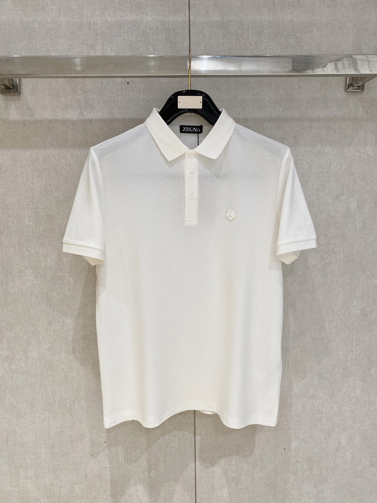 NO:845622,/ Zegna family's high-end men's business casual pique cotton lapel POLO shirt, sold through trading company channels, sourced from the original factory, a favorite among high-end tasters, new in spring and summer of 2026, in perfect condition!  !  The high-grade materials imported from Egypt are selected from the finest long-staple cotton raw materials with excellent sunlight in the Nile River area. They are woven and dyed in a century-old Italian workshop. It is an extremely luxurious and special material. The fabric properties are all excellent. The mesh structure is fine and natural, the gloss is excellent, the comfort and breathability are perfect, the tactile experience is self-evident, and the ultimate luxury enjoyment!  The details are exquisite, the appearance is first-class, the fashionable two-button placket design, equipped with a unique jacquard collar, the color is versatile, and the upper body effect is first-class. It is quite fashionable and can easily highlight the temperament. It is very capable and has an excellent age-reducing effect. It is a POLO shirt that shows great taste. It is a perfect item for urban high-end business commuting and leisure!  Size 48-58, size 50, shoulder width 44, bust 104, length 68,,zegna,19860909/ Zegna杰尼亚家族高级男士商务休闲珠地棉翻领POLO衫,贸易公司渠道货,源自原厂代工出品,高端品鉴心水之物,26年春夏新品,品相完美如斯！！ 客供埃及进口高级物料,甄选尼罗河区域光照极好的上等长绒棉花原料,经过意大利百年工坊定织定染而成,极为奢华特殊的材质,面料属性皆为上乘,网眼结构细腻自然,光泽感极好,舒适性与透气性完美兼备,触感体验不言而喻,奢华极致享受！ 细节精湛考究,品相一流,时尚两扣开合门襟设计,搭载别致提花领,配色万能百搭,上身效果一流,颇具时髦亦显极易凸显出气质感,干练十足,减龄效果亦非常出色,属于非常彰显品位的一款POLO衫,都市高端商务通勤与休闲完美兼备的单品！尺码48-58 50码 肩宽44 胸围104 衣长68,,zegna,,Men's clothing