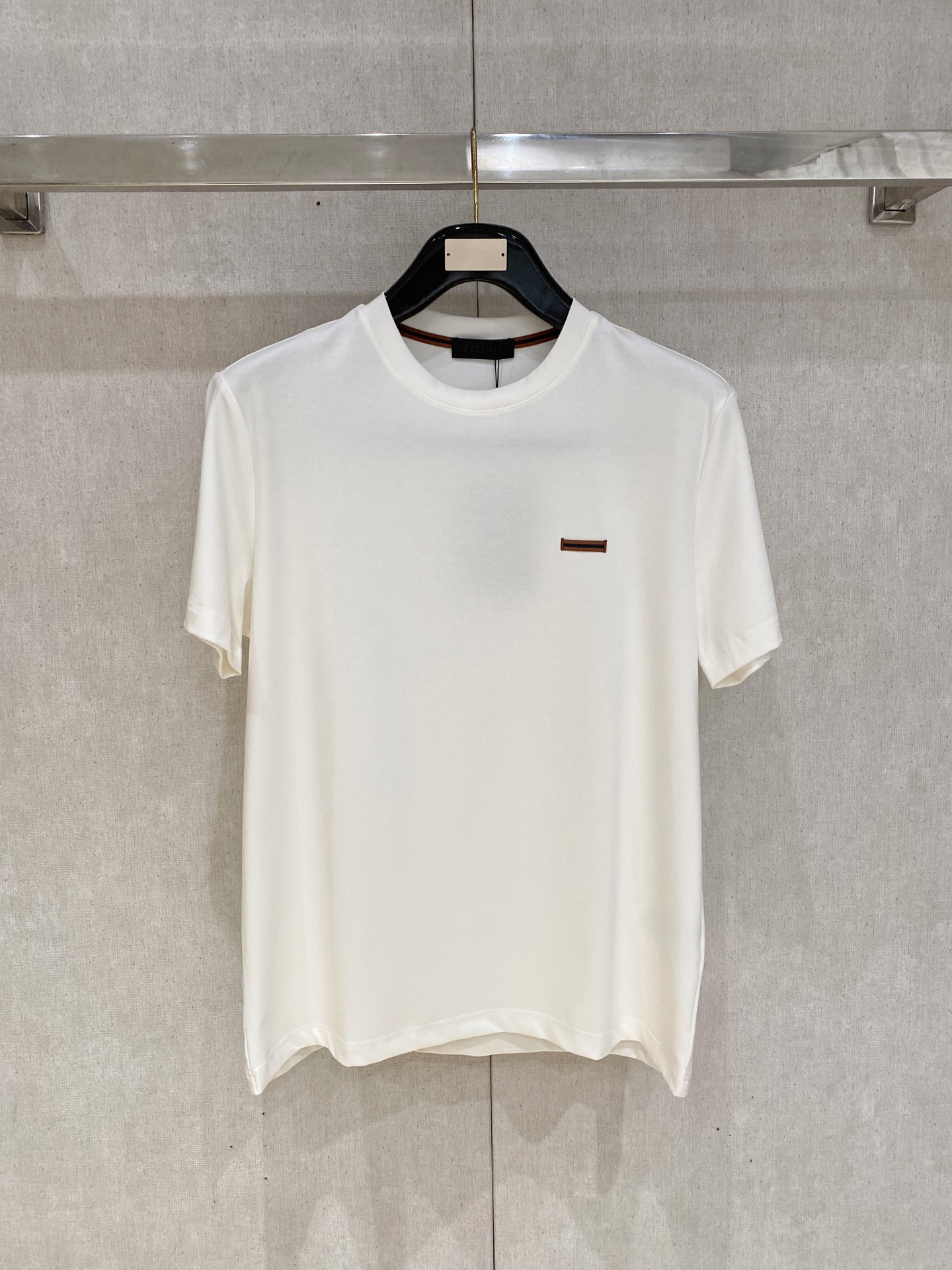 NO:856940,Zegna, 2025 new season new spring and summer new printed logo short-sleeved T-shirt!  It uses high-end 80-count yarn of the noble PIMA cotton, mousse cotton fabric, and LYCRA new fiber interweaving and blending. It is finished with complex and advanced liquid ammonia mercerization. The fabric has a mousse-like skin-friendly and delicate touch, and is stiff and not easy to wrinkle, durable to wear and wash, and not easy to deform. It is a very high-end and advanced T-shirt fabric. A must-have for spring and summer!  Size M-4XL,,zegna,T-shirt,tees,t-shirt,19860909Zegna杰尼亚、2025新季新款春夏新款印花logo短袖T恤！选用棉中贵族PIMA棉的高端80支纱线,慕斯棉面料,配合莱卡(LYCRA)新型纤维交织混纺.并经过复杂先进的液氨丝光整理.让面料拥有慕斯般的亲肤细腻触感,并且具有挺括不易皱, 耐穿洗,不易变形等特性. 是一款非常高端先进的T恤面料.春夏季搭配的必备款！ 尺码M-4XL,,zegna,T-shirt,tees，t-shirt,,Men's clothing