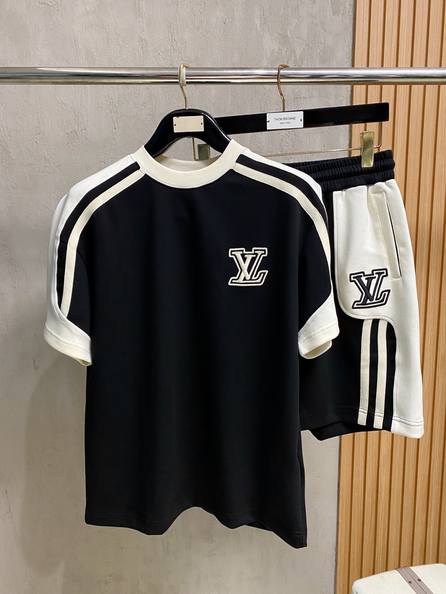 NO:914142,LV 2026 spring and summer latest style, same style for men and women, classic design short-sleeved T-shirt shorts suit, slightly expanded version, customized air layer fabric, soft to the touch, comfortable to wear, fine workmanship. The upper body effect is incomparably handsome, size M-3XLA3,, louis vuitton, shorts, T-shirt, tees, t-shirt,19860909LV 2026春夏最新款,男女同款,经典设计短袖T恤短裤套装,微扩版型,定制空气层面料,手感柔软,穿着舒适,做工精细.上身效果无敌帅气,码数M-3XLA3,,louis vuitton,shorts,T-shirt,tees，t-shirt,,Men's clothing