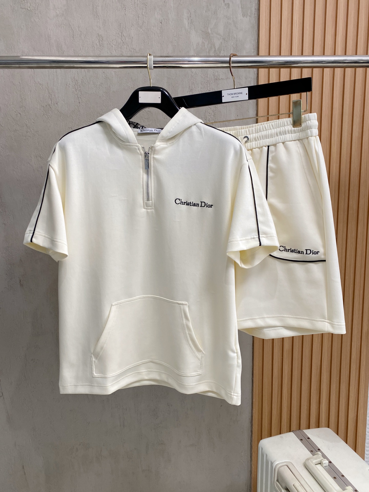 NO:914146,Dior's latest 2026 spring and summer style, same style for men and women, classic design short-sleeved T-shirt shorts suit, slightly expanded version, customized air layer fabric, soft to the touch, comfortable to wear, fine workmanship. The upper body effect is incomparably handsome, size M-3XLA3,, dior, shorts, T-shirt, tees, t-shirt,19860909迪奥 2026春夏最新款,男女同款,经典设计短袖T恤短裤套装,微扩版型,定制空气层面料,手感柔软,穿着舒适,做工精细.上身效果无敌帅气,码数M-3XLA3,,dior,shorts,T-shirt,tees，t-shirt,,Men's clothing