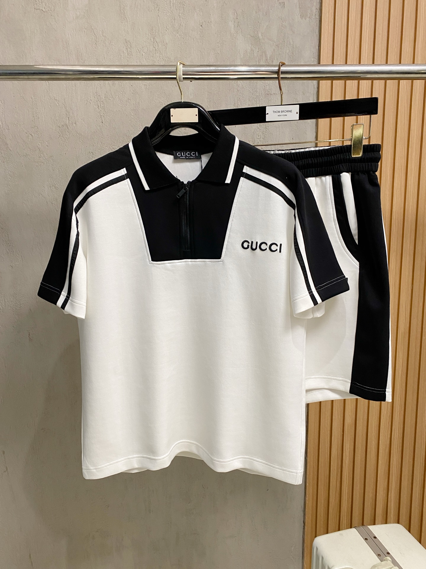 NO:914144,Gucci 2026 spring and summer latest model, same style for men and women, classic design short-sleeved T-shirt shorts suit, slightly expanded version, customized air layer fabric, soft to the touch, comfortable to wear, fine workmanship. The upper body effect is incomparably handsome, size M-3XLA3,,gucci,shorts,T-shirt,tees,t-shirt,19860909古驰 2026春夏最新款,男女同款,经典设计短袖T恤短裤套装,微扩版型,定制空气层面料,手感柔软,穿着舒适,做工精细.上身效果无敌帅气,码数M-3XLA3,,gucci,shorts,T-shirt,tees，t-shirt,,Men's clothing