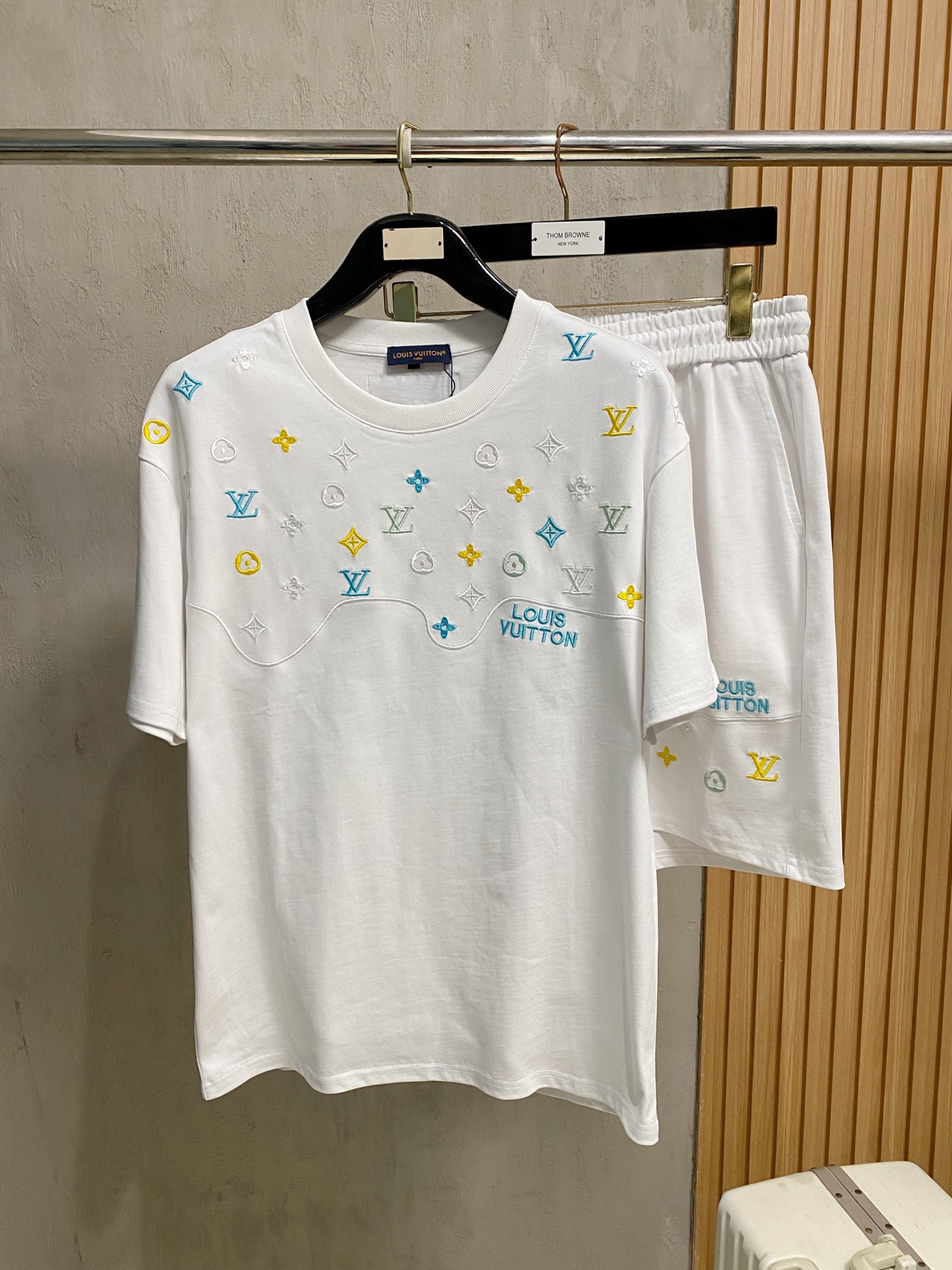 NO:914152,LV 2026 spring and summer latest style, same style for men and women, classic design short-sleeved T-shirt shorts suit, slightly expanded version, customized air layer fabric, soft to the touch, comfortable to wear, fine workmanship. The upper body effect is incomparably handsome, size M-3XLA3,, louis vuitton, shorts, T-shirt, tees, t-shirt,19860909LV 2026春夏最新款,男女同款,经典设计短袖T恤短裤套装,微扩版型,定制空气层面料,手感柔软,穿着舒适,做工精细.上身效果无敌帅气,码数M-3XLA3,,louis vuitton,shorts,T-shirt,tees，t-shirt,,Men's clothing