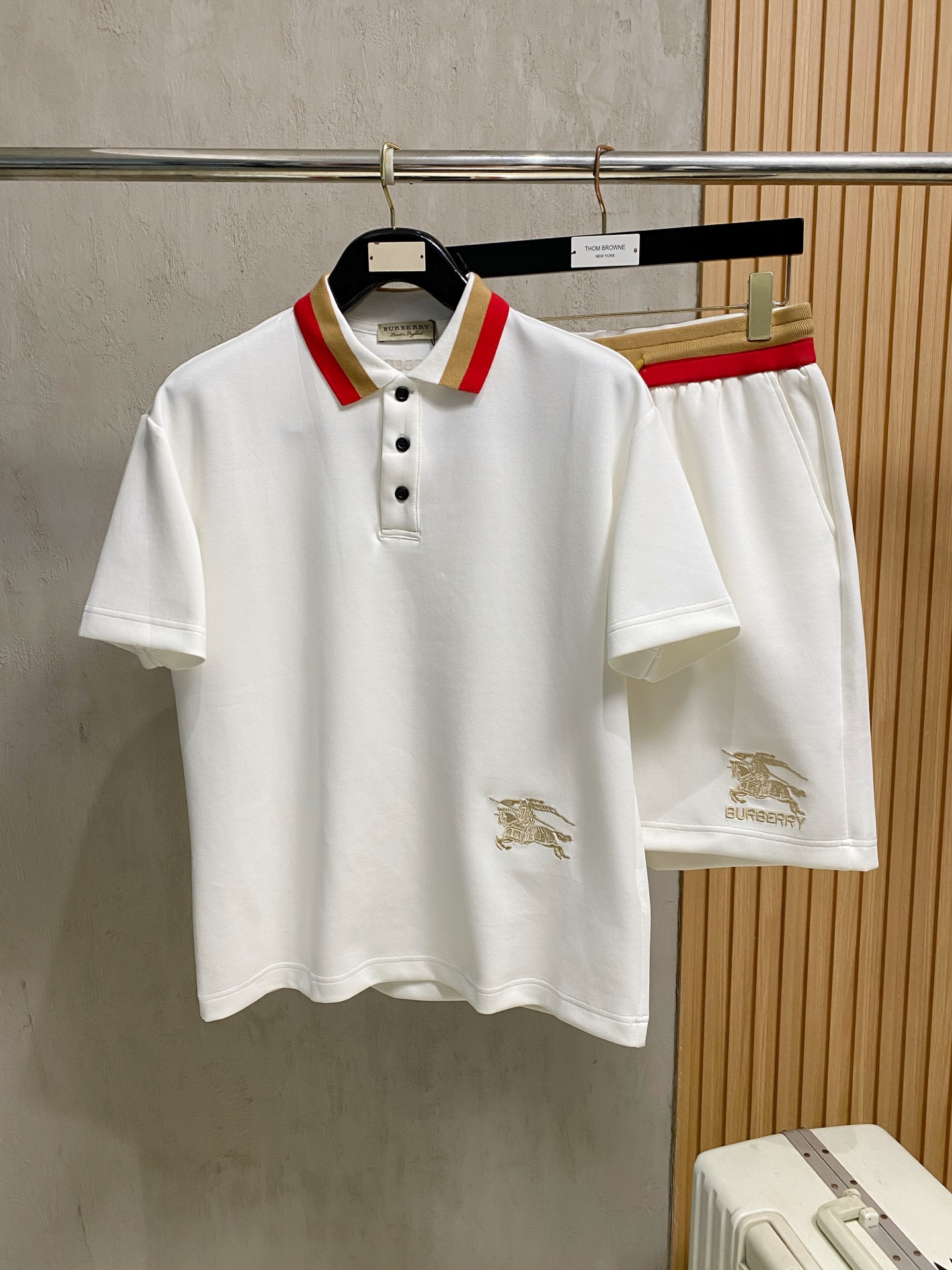 NO:914154,Burberry 2026 spring and summer latest style, same style for men and women, classic design short-sleeved T-shirt shorts suit, slightly expanded version, customized air layer fabric, soft to the touch, comfortable to wear, fine workmanship. The upper body effect is incomparably handsome, size M-3XLA3,, burberry, shorts, T-shirt, tees, t-shirt,19860909巴宝莉 2026春夏最新款,男女同款,经典设计短袖T恤短裤套装,微扩版型,定制空气层面料,手感柔软,穿着舒适,做工精细.上身效果无敌帅气,码数M-3XLA3,,burberry,shorts,T-shirt,tees，t-shirt,,Men's clothing