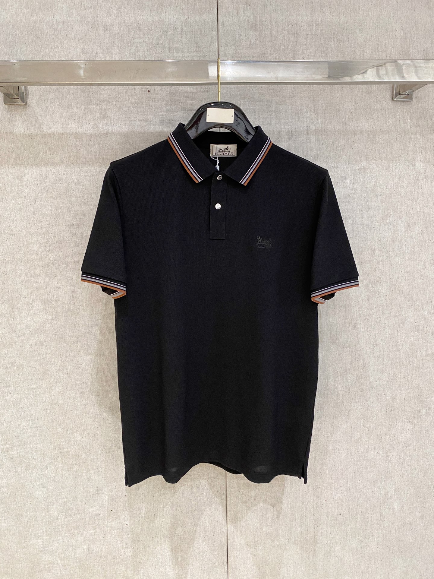 NO:833304,Hermes Hermès family premium men's business casual pique cotton lapel POLO shirt, sold through trading company channels, sourced from the original factory, a favorite among high-end tasters, new in spring and summer of 2026, in perfect condition!  !  The high-grade materials imported from Egypt are selected from the finest long-staple cotton raw materials with excellent sunlight in the Nile River area. They are woven and dyed in a century-old Italian workshop. It is an extremely luxurious and special material. The fabric properties are all excellent. The mesh structure is fine and natural, the gloss is excellent, the comfort and breathability are perfect, the tactile experience is self-evident, and the ultimate luxury enjoyment!  The details are exquisite, the appearance is first-class, the fashionable two-button placket design, equipped with a unique jacquard collar, the color is versatile, and the upper body effect is first-class. It is quite fashionable and can easily highlight the temperament. It is very capable and has an excellent age-reducing effect. It is a POLO shirt that shows great taste. It is a perfect item for urban high-end business commuting and leisure!  Size 48-58, size 50, shoulder width 44, bust 104, length 68,,hermes,hermes,19860909Hermes爱马仕家族高级男士商务休闲珠地棉翻领POLO衫,贸易公司渠道货,源自原厂代工出品,高端品鉴心水之物,26年春夏新品,品相完美如斯！！ 客供埃及进口高级物料,甄选尼罗河区域光照极好的上等长绒棉花原料,经过意大利百年工坊定织定染而成,极为奢华特殊的材质,面料属性皆为上乘,网眼结构细腻自然,光泽感极好,舒适性与透气性完美兼备,触感体验不言而喻,奢华极致享受！ 细节精湛考究,品相一流,时尚两扣开合门襟设计,搭载别致提花领,配色万能百搭,上身效果一流,颇具时髦亦显极易凸显出气质感,干练十足,减龄效果亦非常出色,属于非常彰显品位的一款POLO衫,都市高端商务通勤与休闲完美兼备的单品！尺码48-58 50码 肩宽44 胸围104 衣长68,,hermes,hermes,,Men's clothing