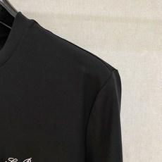 Loro Piana诺悠翩雅26ss春夏新品短袖T恤衫 极简的衣身造型!顶级针织棉质混纺质地 整体的触感 Loro Piana诺悠翩雅26ss春夏新品短袖T恤衫 极简的衣身造型!顶级针织棉质混纺质地 整体的触感