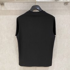 Loro Piana诺悠翩雅26ss春夏新品短袖T恤衫 极简的衣身造型!顶级针织棉质混纺质地 整体的触感 Loro Piana诺悠翩雅26ss春夏新品短袖T恤衫 极简的衣身造型!顶级针织棉质混纺质地 整体的触感