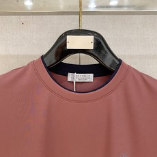BC 春夏新品假两件短袖T恤衫 极简的衣身造型!顶级针织棉质混纺质地 整体的触感极为舒适,弹力十足亲肤效 BC 春夏新品假两件短袖T恤衫 极简的衣身造型!顶级针织棉质混纺质地 整体的触感极为舒适,弹力十足亲肤效