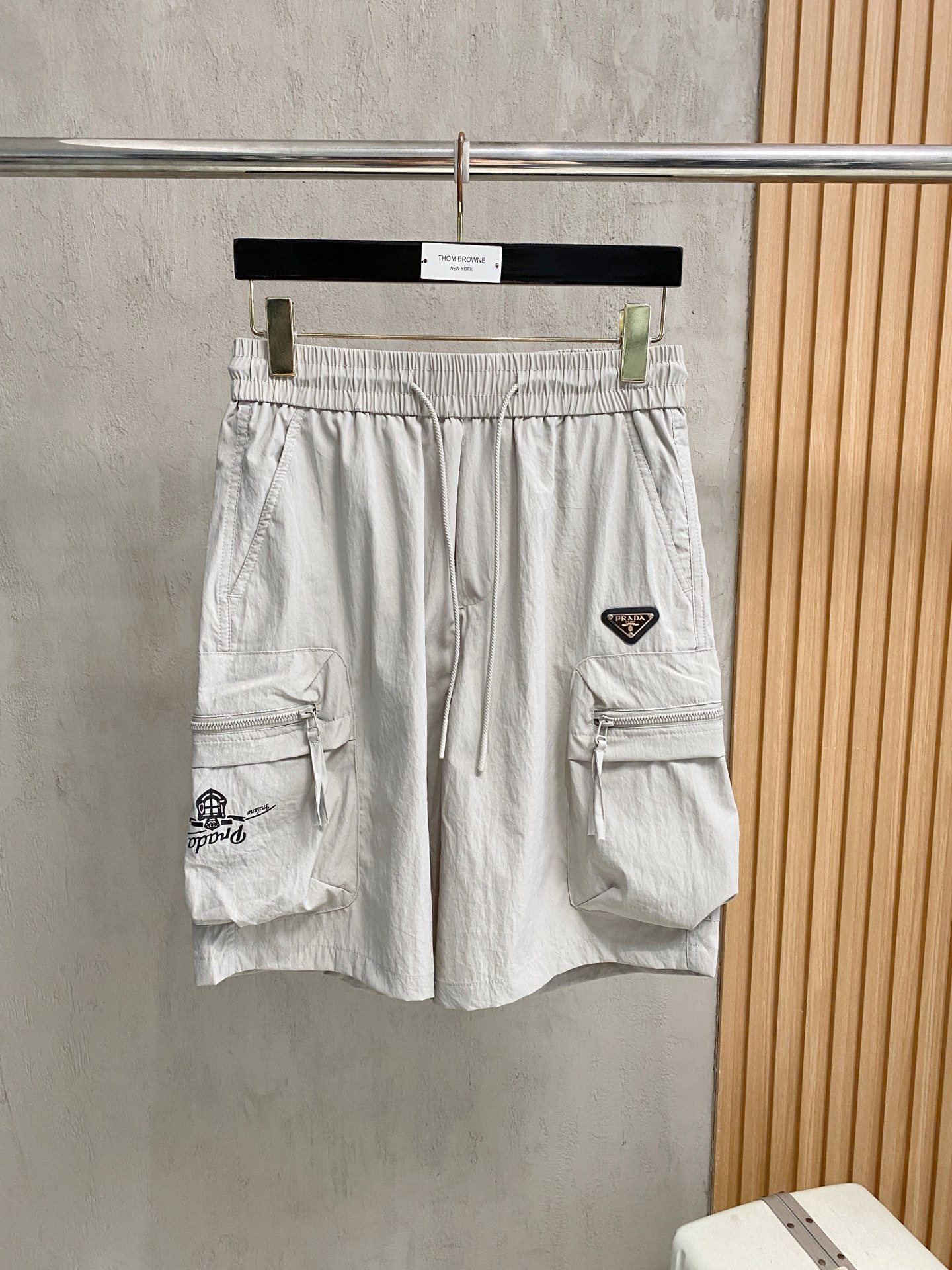 NO:848188,Prada 2025 new summer men's casual shorts, advanced custom-made fabrics, breathable, elastic and extremely comfortable, with impeccable details, top-grade accessories, original logo design concept, delicate and soft feel!  The upper body fit is awesome!  Size M-3Xl,,prada,shorts,19860909普拉达 2025夏季新款男士休闲短裤,高级定制面料 透气弹力舒适度极高,细节无可挑剔,顶级辅料配备,原版logo设计理念,手感细腻柔软！上身版型超赞！尺码M-3Xl,,prada,shorts,,Men's clothing
