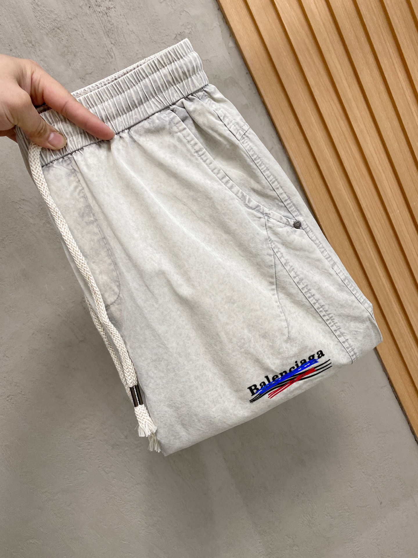 NO:848169,Balenciaga spring and summer new model 26ss casual pants golden classic appears again, original order high-quality fashionable casual pants. Super versatile style. Exclusive custom-made fabric, very wide and stylish, close-fitting and comfortable. The latest hardware accessories from the original custom counter. Super beautiful shape, the upper body shows slender legs, the lining and routing are impeccable, you can attend any occasion, and once again emphasize that the fabric is very, very classy! Size M-3Xl,,balenciaga,19860909巴黎世家 春夏新款 26ss休闲裤金典再次出现,原单订制高品质时尚休闲裤.超级百搭款.独家定制面料,挺阔有型,贴身舒适.原版定制专柜最新五金辅料.超靓版型、上身显腿修长,內里,走线都无可挑剔,任何场合都可出席,再次强调面料非常非常显档次！码数 M-3Xl,,balenciaga,,Men's clothing