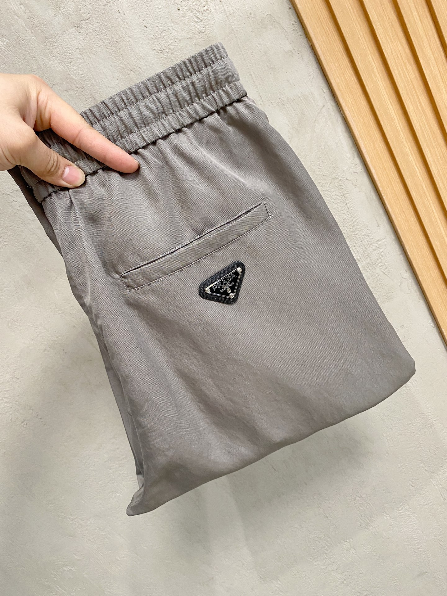 NO:848172,Prada's new spring and summer 26ss casual pants golden classic appears again, original order high-quality fashionable casual pants. Super versatile style. Exclusive custom-made fabric, very wide and stylish, close-fitting and comfortable. The latest hardware accessories from the original custom counter. Super beautiful shape, the upper body shows slender legs, the lining and routing are impeccable, you can attend any occasion, and once again emphasize that the fabric is very, very classy! Size M-3Xl,,prada,19860909普拉达 春夏新款 26ss休闲裤金典再次出现,原单订制高品质时尚休闲裤.超级百搭款.独家定制面料,挺阔有型,贴身舒适.原版定制专柜最新五金辅料.超靓版型、上身显腿修长,內里,走线都无可挑剔,任何场合都可出席,再次强调面料非常非常显档次！码数 M-3Xl,,prada,,Men's clothing