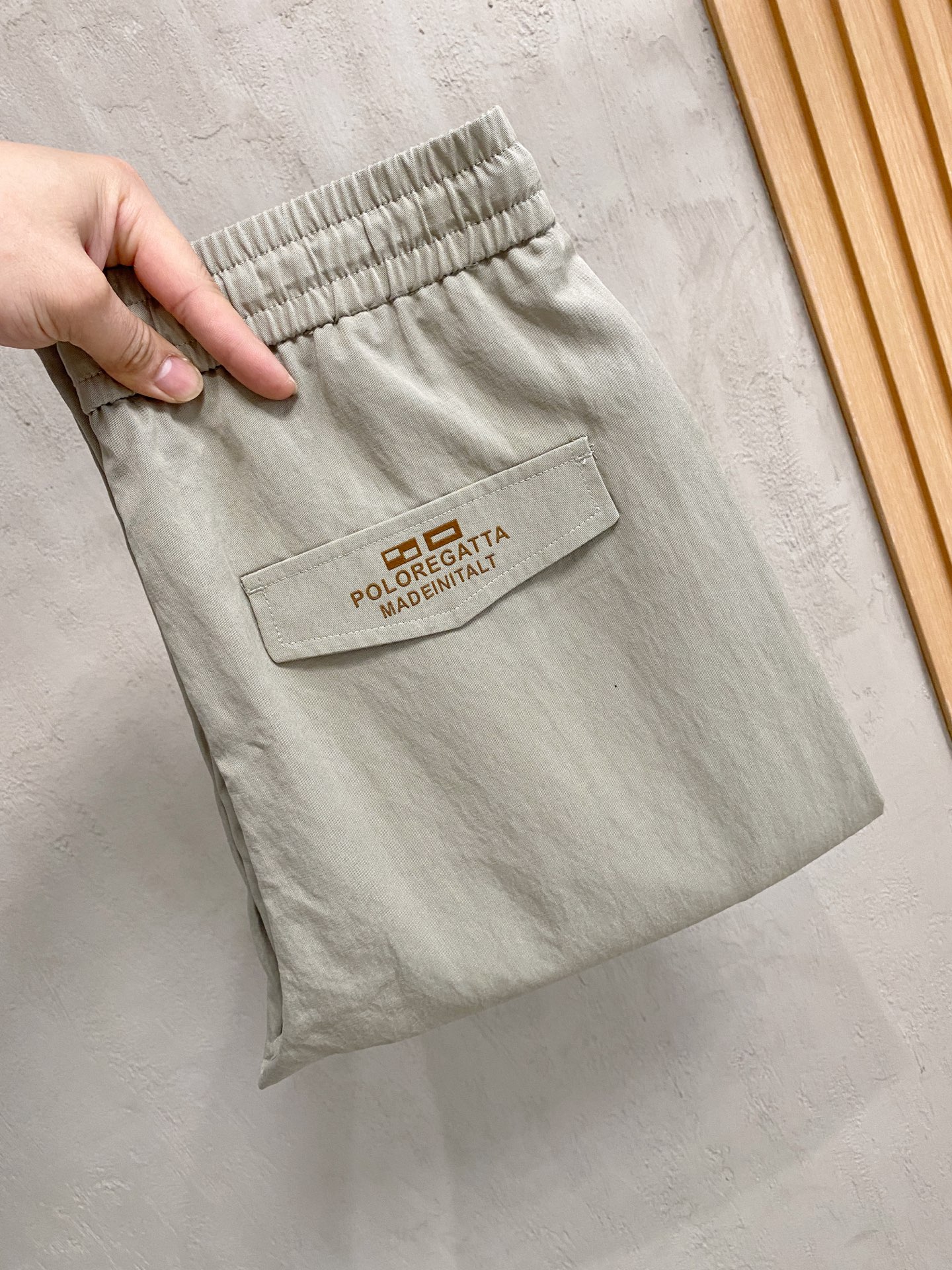 NO:848175,LP's new spring and summer 26ss casual pants golden classic appears again, original order high-quality fashionable casual pants. Super versatile style. Exclusive customized fabric, very wide and stylish, close-fitting and comfortable. Original custom counter latest hardware accessories. Super beautiful version, upper body shows slender legs, lining and routing are impeccable, can be attended in any occasion, once again emphasize that the fabric is very, very classy! Size M-3Xl,,loro piana,19860909LP 春夏新款 26ss休闲裤金典再次出现,原单订制高品质时尚休闲裤.超级百搭款.独家定制面料,挺阔有型,贴身舒适.原版定制专柜最新五金辅料.超靓版型、上身显腿修长,內里,走线都无可挑剔,任何场合都可出席,再次强调面料非常非常显档次！码数 M-3Xl,,loro piana,,Men's clothing