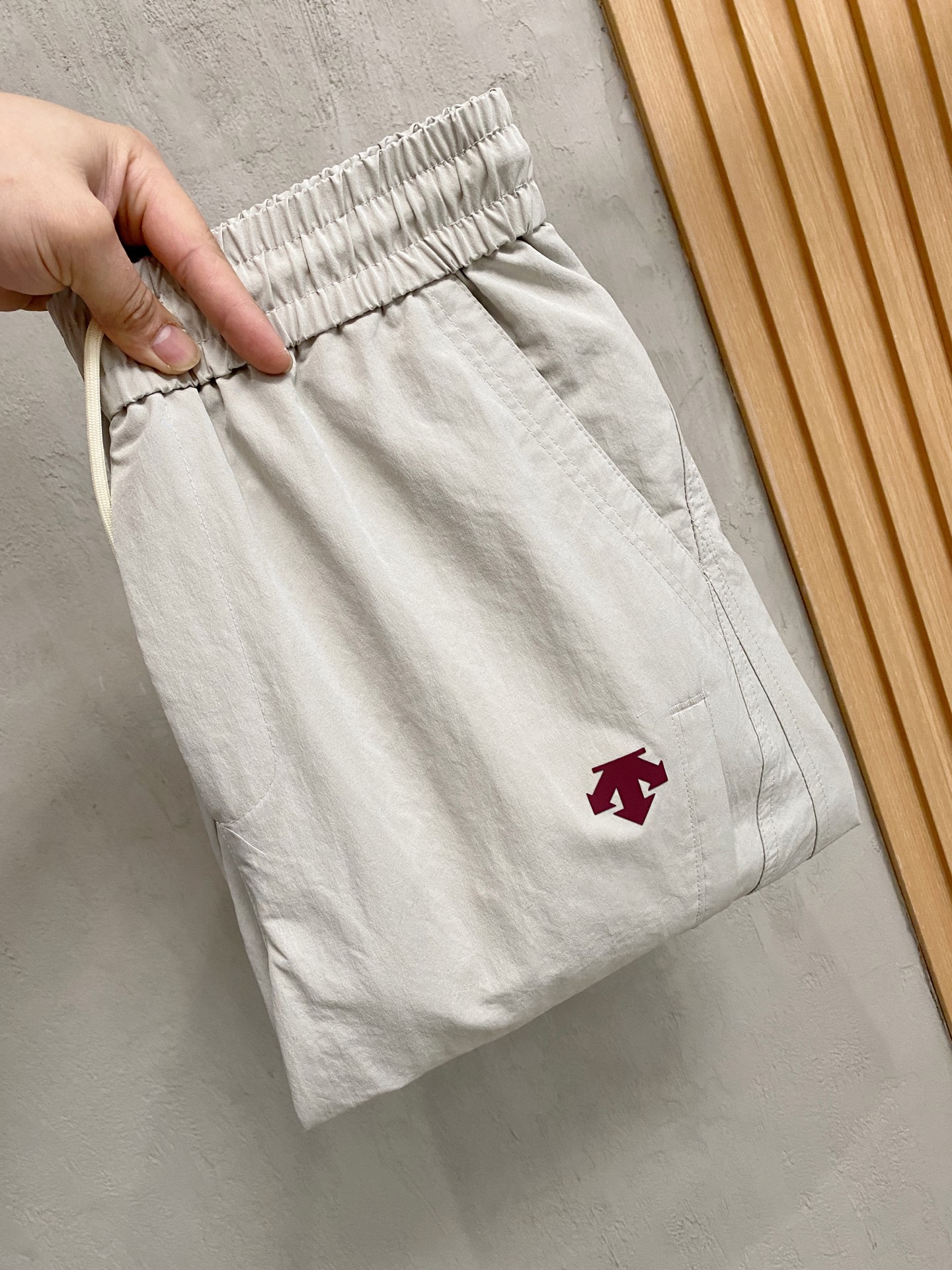 NO:848178,Descente's new spring and summer 26ss casual pants golden classic appears again, original order high-quality fashionable casual pants. Super versatile style. Exclusive customized fabric, very wide and stylish, close-fitting and comfortable. Original custom counter latest hardware accessories. Super beautiful version, the upper body shows slender legs, the lining and routing are impeccable, you can attend any occasion, and once again emphasize that the fabric is very, very classy! Code number M-3Xl,,19860909迪桑特 春夏新款 26ss休闲裤金典再次出现,原单订制高品质时尚休闲裤.超级百搭款.独家定制面料,挺阔有型,贴身舒适.原版定制专柜最新五金辅料.超靓版型、上身显腿修长,內里,走线都无可挑剔,任何场合都可出席,再次强调面料非常非常显档次！码数 M-3Xl,,,Men's clothing
