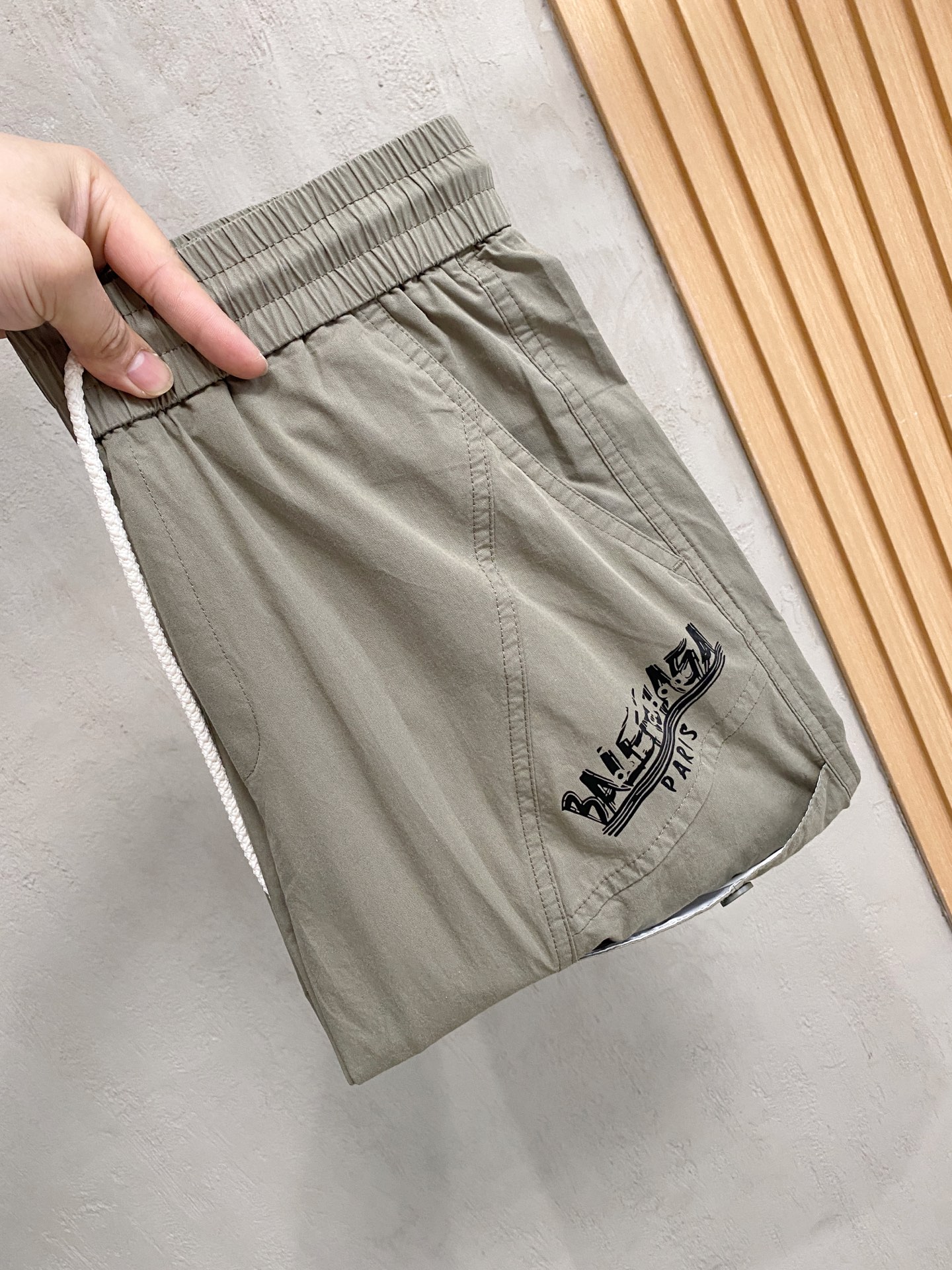 NO:848181,Balenciaga spring and summer new model 26ss casual pants golden classic appears again, original order high-quality fashionable casual pants. Super versatile style. Exclusive custom-made fabric, very wide and stylish, close-fitting and comfortable. The latest hardware accessories from the original custom counter. Super beautiful shape, the upper body shows slender legs, the lining and routing are impeccable, you can attend any occasion, and once again emphasize that the fabric is very, very classy! Size M-3Xl,,balenciaga,19860909巴黎世家 春夏新款 26ss休闲裤金典再次出现,原单订制高品质时尚休闲裤.超级百搭款.独家定制面料,挺阔有型,贴身舒适.原版定制专柜最新五金辅料.超靓版型、上身显腿修长,內里,走线都无可挑剔,任何场合都可出席,再次强调面料非常非常显档次！码数 M-3Xl,,balenciaga,,Men's clothing