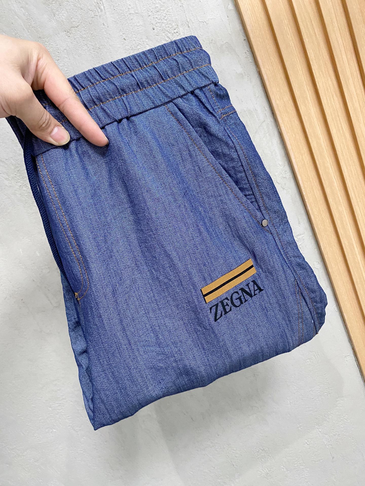 NO:848184,Ermenegildo Zegna's spring and summer new style 26ss casual pants are here again. Original custom-made high-quality fashionable casual pants. Super versatile. Exclusively customized fabrics, very wide and stylish, close-fitting and comfortable. The latest hardware accessories from the original custom counter. Super beautiful shape, the upper body shows slender legs, and the lining and routing are impeccable. They can be attended on any occasion. Once again, the fabric is very, very classy! Size M-3Xl,,zegna,19860909杰尼亚 春夏新款 26ss休闲裤金典再次出现,原单订制高品质时尚休闲裤.超级百搭款.独家定制面料,挺阔有型,贴身舒适.原版定制专柜最新五金辅料.超靓版型、上身显腿修长,內里,走线都无可挑剔,任何场合都可出席,再次强调面料非常非常显档次！码数 M-3Xl,,zegna,,Men's clothing