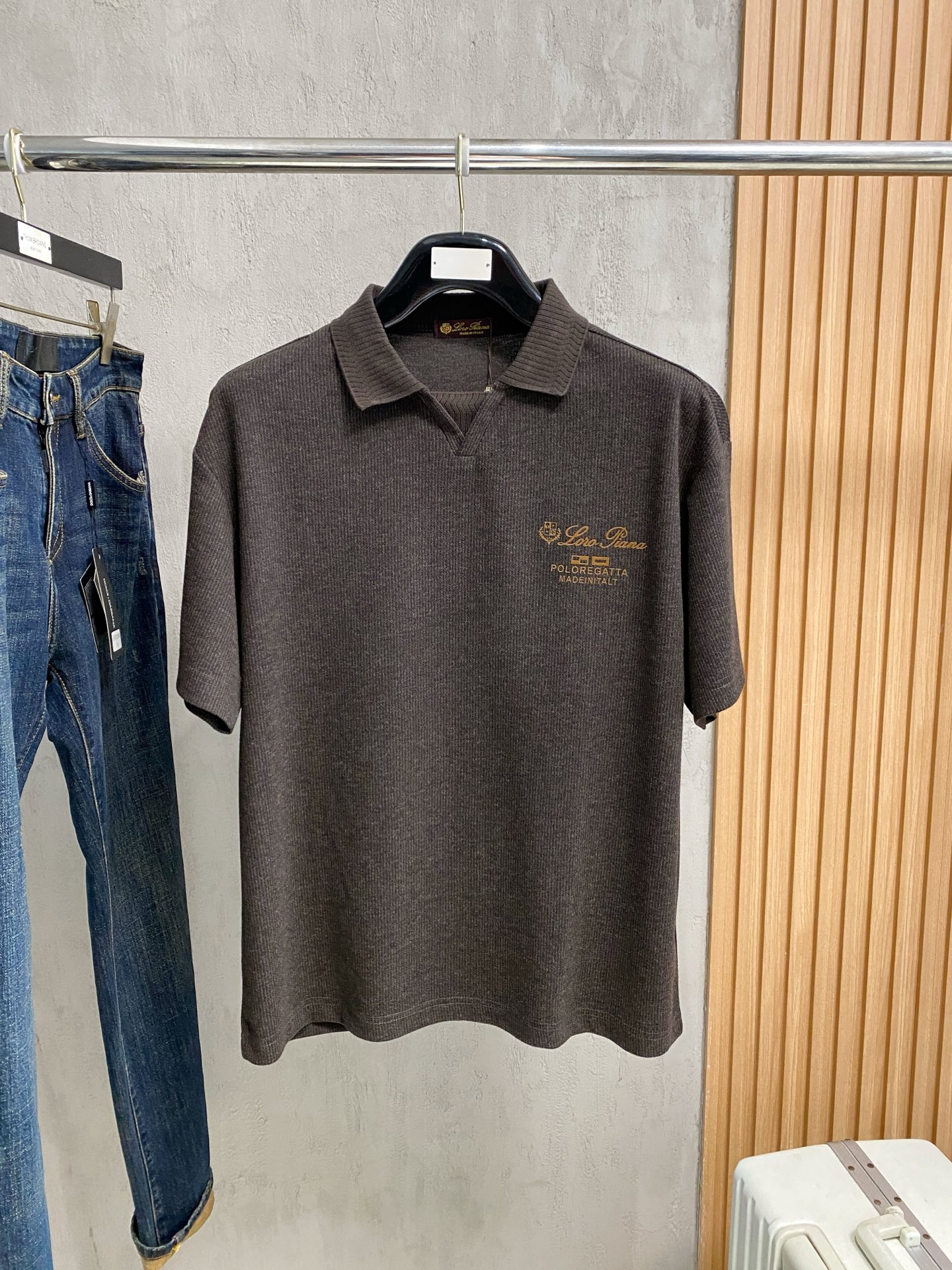 NO:848193,LP highly recommended!  Spring and summer new products are on sale at the counter. Fashionable and high-end men's Polo - Logo on the chest, personalized and fashionable/Imported top high-density mercerized pearls, extremely skin-friendly and comfortable. It feels very delicate, has a good texture, is cool and breathable, and is a very good overall piece. It can be worn alone as an inner layer. Size M-4Xl, loro piana,19860909LP 重磅推荐！春夏新品 专柜在售 时尚高端男装Polo-胸前Logo个性时尚/进口顶极高密度丝光珠地,极为亲肤舒适 摸上去非常的细腻,质感很好,凉爽透气,整体非常不错的一款,内搭单穿都完全没问题 尺码M-4Xl,,loro piana,,Men's clothing