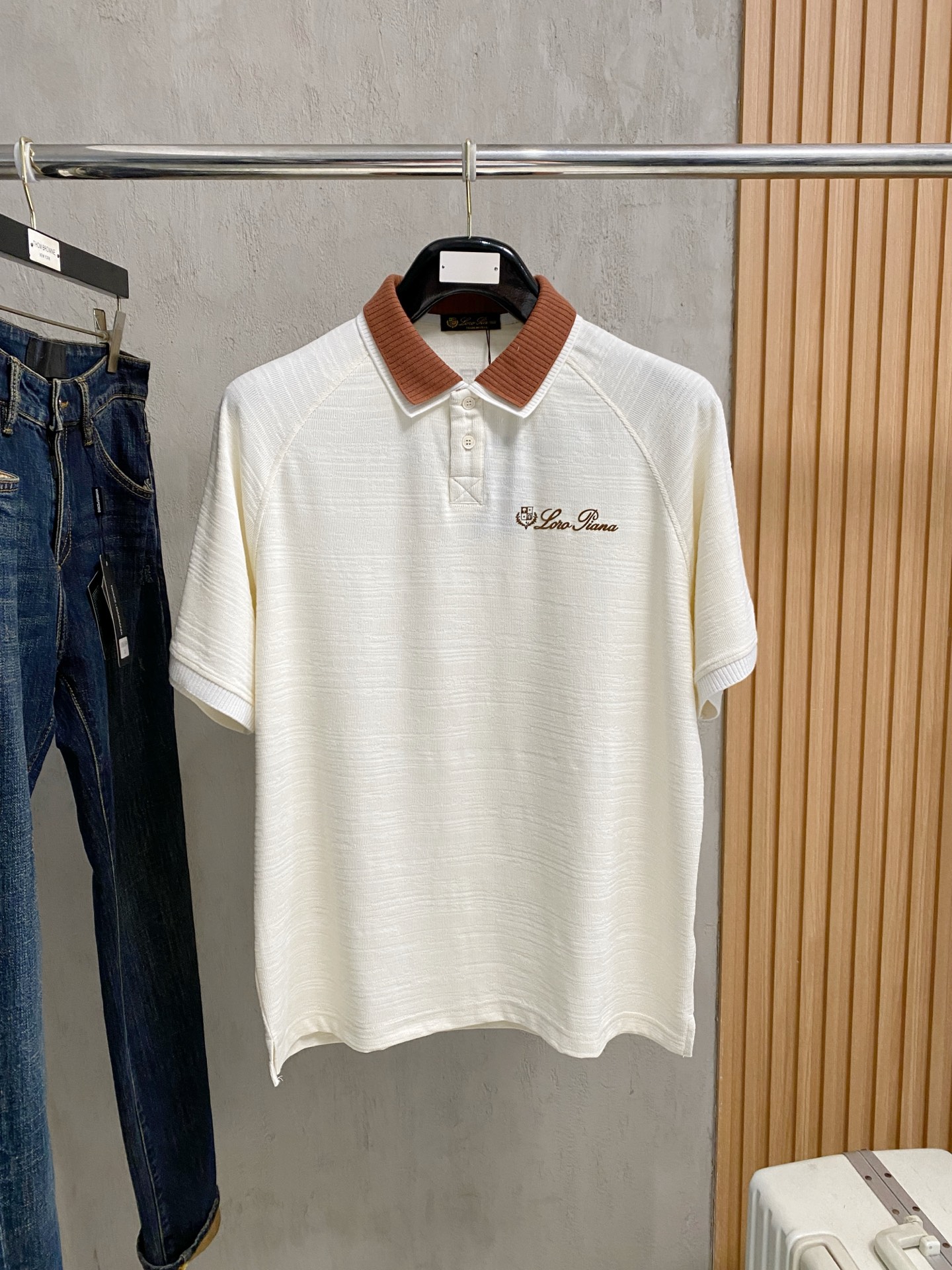 NO:848196,LP highly recommended!  Spring and summer new products are on sale at the counter. Fashionable and high-end men's Polo - Logo on the chest, personalized and fashionable/Imported top high-density mercerized pearls, extremely skin-friendly and comfortable. It feels very delicate, has a good texture, is cool and breathable, and is a very good overall piece. It can be worn alone as an inner layer. Size M-4Xl, loro piana,19860909LP 重磅推荐！春夏新品 专柜在售 时尚高端男装Polo-胸前Logo个性时尚/进口顶极高密度丝光珠地,极为亲肤舒适 摸上去非常的细腻,质感很好,凉爽透气,整体非常不错的一款,内搭单穿都完全没问题 尺码M-4Xl,,loro piana,,Men's clothing