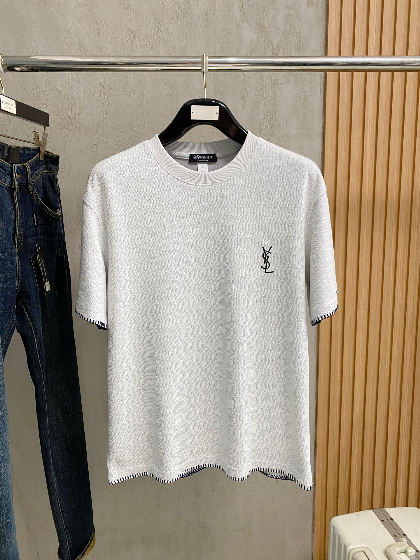 NO:848194,Saint Laurent 2026 new pure cotton men's casual bottoming short-sleeved T-shirt!  High-end customization, high version, fashionable and versatile, loose version, original imported cotton fabric, threaded cuffs, collar and hem, super soft and delicate to the touch, skin-friendly and comfortable to wear, high-end boutique. Avant-garde style, charming and comfortable, great upper body, essential items for men, complete with three standards, sizes M-4XL, saint laurent, T-shirt, tees, t-shirt,19860909圣罗兰 2026 新款纯棉男士休闲打底短袖T恤！高端定制 高版本 时尚百搭爆款宽松版型原版进口纯棉面料 螺纹袖口.领口衣摆 手感超柔软细腻 穿着亲肤舒适 高端精品.前卫风格魅力舒适, 上身非常赞 男士必备单品 三标齐全 尺码M-4XL,,saint laurent,T-shirt,tees，t-shirt,,Men's clothing