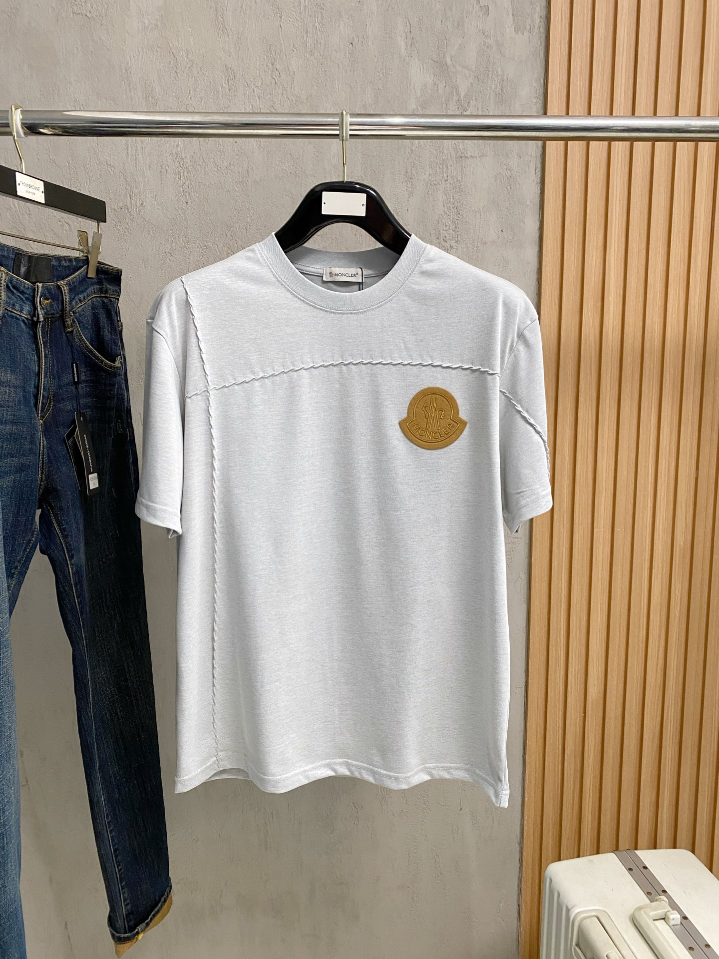 NO:848200,Mengkou 2026 new pure cotton men's casual bottoming short-sleeved T-shirt!  High-end customization, high version, fashionable and versatile, loose fit, original imported cotton fabric, threaded cuffs, collar and hem, super soft and delicate to the touch, skin-friendly and comfortable to wear, high-end boutique. Avant-garde style, charming and comfortable, great upper body, essential items for men, complete with three standards, sizes M-4XL, Moncler, T-shirt, tees, t-shirt,19860909蒙口 2026 新款纯棉男士休闲打底短袖T恤！高端定制 高版本 时尚百搭爆款宽松版型原版进口纯棉面料 螺纹袖口.领口衣摆 手感超柔软细腻 穿着亲肤舒适 高端精品.前卫风格魅力舒适, 上身非常赞 男士必备单品 三标齐全 尺码M-4XL,,Moncler,T-shirt,tees，t-shirt,,Men's clothing