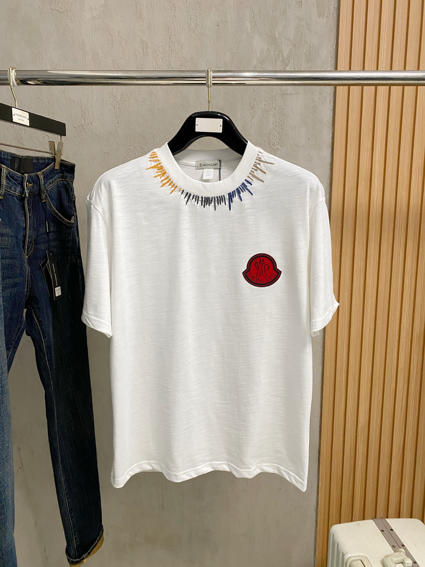 NO:848190,Mengkou 2026 new pure cotton men's casual bottoming short-sleeved T-shirt!  High-end customization, high version, fashionable and versatile, loose fit, original imported cotton fabric, threaded cuffs, collar and hem, super soft and delicate to the touch, skin-friendly and comfortable to wear, high-end boutique. Avant-garde style, charming and comfortable, great upper body, essential items for men, complete with three standards, sizes M-4XL, Moncler, T-shirt, tees, t-shirt,19860909蒙口 2026 新款纯棉男士休闲打底短袖T恤！高端定制 高版本 时尚百搭爆款宽松版型原版进口纯棉面料 螺纹袖口.领口衣摆 手感超柔软细腻 穿着亲肤舒适 高端精品.前卫风格魅力舒适, 上身非常赞 男士必备单品 三标齐全 尺码M-4XL,,Moncler,T-shirt,tees，t-shirt,,Men's clothing