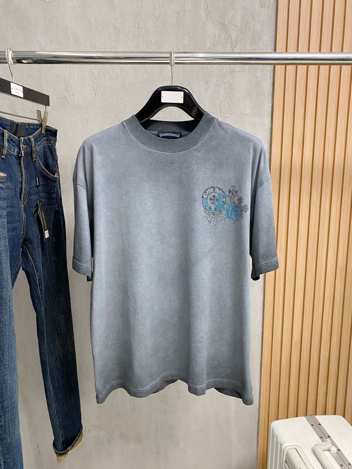 NO:848187,Chrome Hearts Loose Fit 2026 New Washed Heavy Industry Retro Short Sleeve Unisex Style This material is made of soft cotton knitted fabric, highlighting modern personality. Oversize tailoring and ribbed knit trimming are the icing on the cake. Size S-2XL. Please state your height and weight when placing an order, versace, chrome hearts, T-shirt,19860909克罗心 宽松版型 2026新款洗水重工复古短袖男女同款 这款材质选用柔软的棉质针织面料打造,彰显现代个性.Oversize剪裁和罗纹针织饰边锦上添花 码数S-2XL 下单报身高体重,,versace,chrome hearts,T-shirt,,Men's clothing