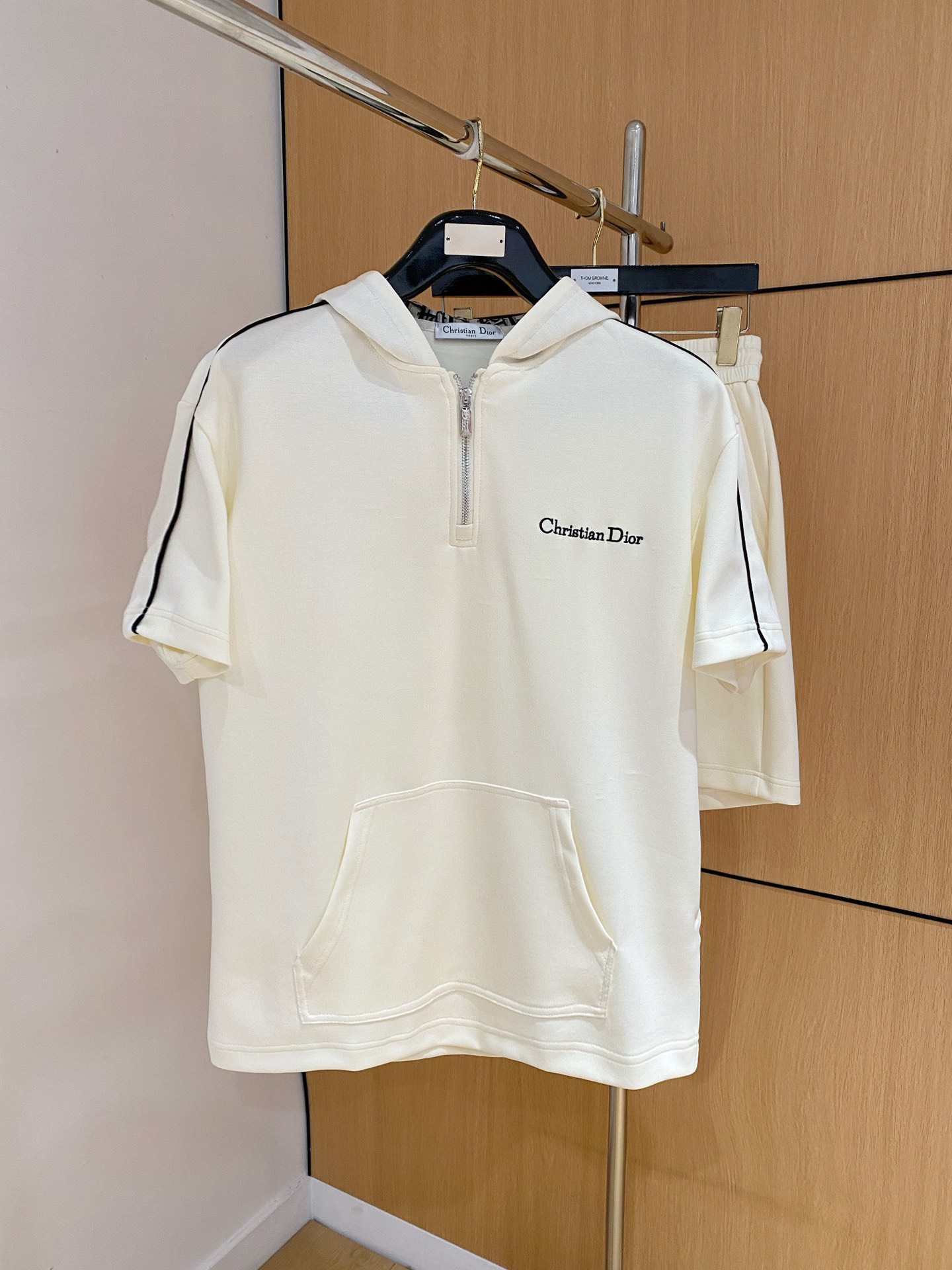 NO:865537,Dior's latest 2026 spring and summer style, same style for men and women, classic design short-sleeved T-shirt shorts suit, slightly expanded version, customized air layer fabric, soft to the touch, comfortable to wear, fine workmanship. The upper body effect is incomparably handsome, size M-3XLA1,, dior, shorts, T-shirt, tees, t-shirt,19860909迪奥 2026春夏最新款,男女同款,经典设计短袖T恤短裤套装,微扩版型,定制空气层面料,手感柔软,穿着舒适,做工精细.上身效果无敌帅气,码数M-3XLA1,,dior,shorts,T-shirt,tees，t-shirt,,Men's clothing