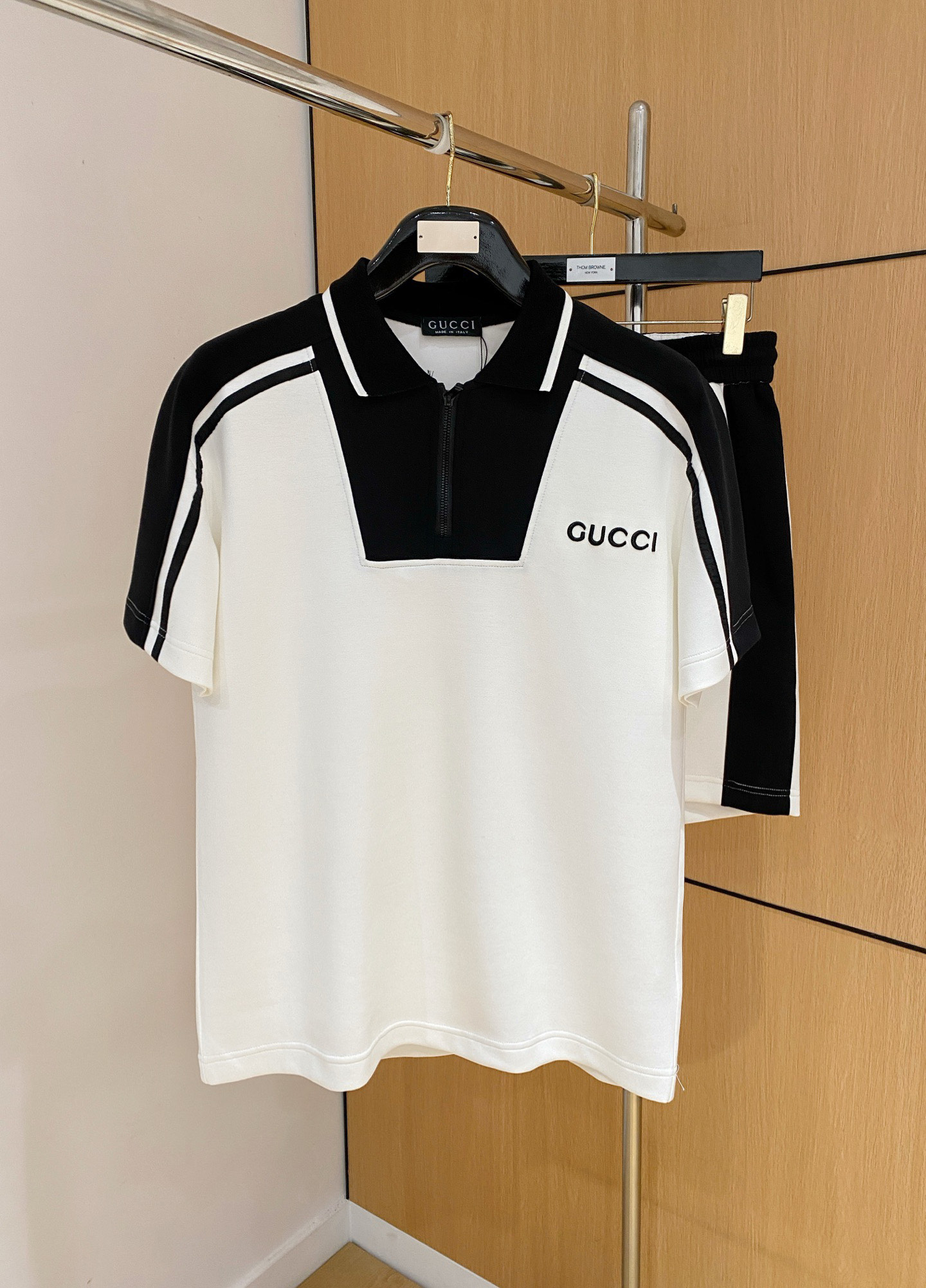 NO:865549,Gucci 2026 spring and summer latest style, same style for men and women, classic design short-sleeved T-shirt shorts suit, slightly expanded version, customized air layer fabric, soft to the touch, comfortable to wear, fine workmanship. The upper body effect is incomparably handsome, size M-3XLA1,,gucci,shorts,T-shirt,tees,t-shirt,19860909古驰 2026春夏最新款,男女同款,经典设计短袖T恤短裤套装,微扩版型,定制空气层面料,手感柔软,穿着舒适,做工精细.上身效果无敌帅气,码数M-3XLA1,,gucci,shorts,T-shirt,tees，t-shirt,,Men's clothing
