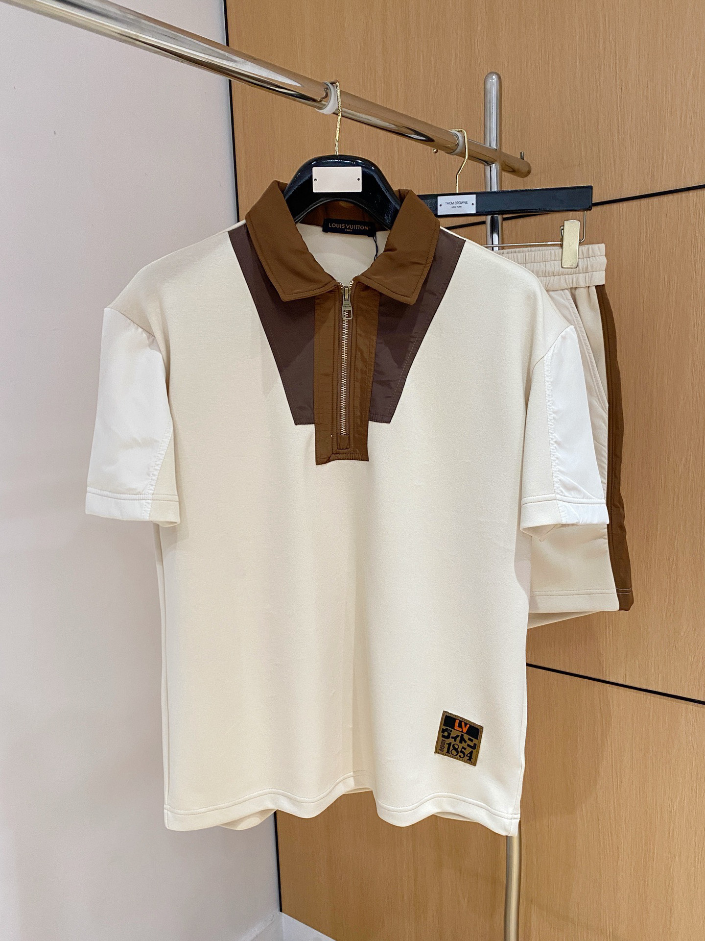 NO:865559,LV 2026 spring and summer latest style, same style for men and women, classic design short-sleeved T-shirt shorts suit, slightly expanded version, customized air layer fabric, soft to the touch, comfortable to wear, fine workmanship. The upper body effect is incomparably handsome, size M-3XLA1,, louis vuitton, shorts, T-shirt, tees, t-shirt,19860909LV 2026春夏最新款,男女同款,经典设计短袖T恤短裤套装,微扩版型,定制空气层面料,手感柔软,穿着舒适,做工精细.上身效果无敌帅气,码数M-3XLA1,,louis vuitton,shorts,T-shirt,tees，t-shirt,,Men's clothing
