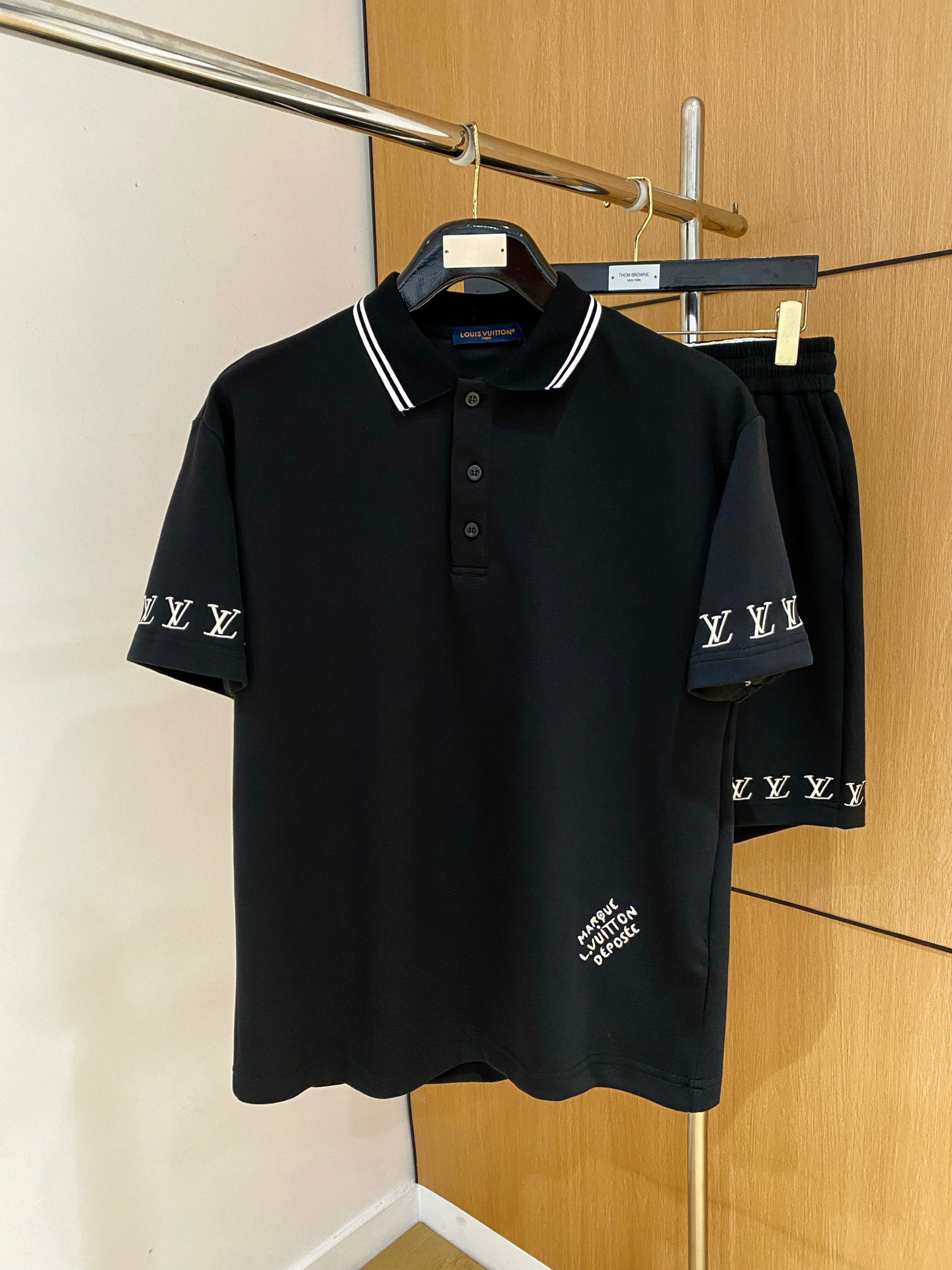 NO:865582,LV 2026 spring and summer latest style, same style for men and women, classic design short-sleeved T-shirt shorts suit, slightly expanded version, customized air layer fabric, soft to the touch, comfortable to wear, fine workmanship. The upper body effect is incomparably handsome, size M-3XLA1,, louis vuitton, shorts, T-shirt, tees, t-shirt,19860909LV 2026春夏最新款,男女同款,经典设计短袖T恤短裤套装,微扩版型,定制空气层面料,手感柔软,穿着舒适,做工精细.上身效果无敌帅气,码数M-3XLA1,,louis vuitton,shorts,T-shirt,tees，t-shirt,,Men's clothing