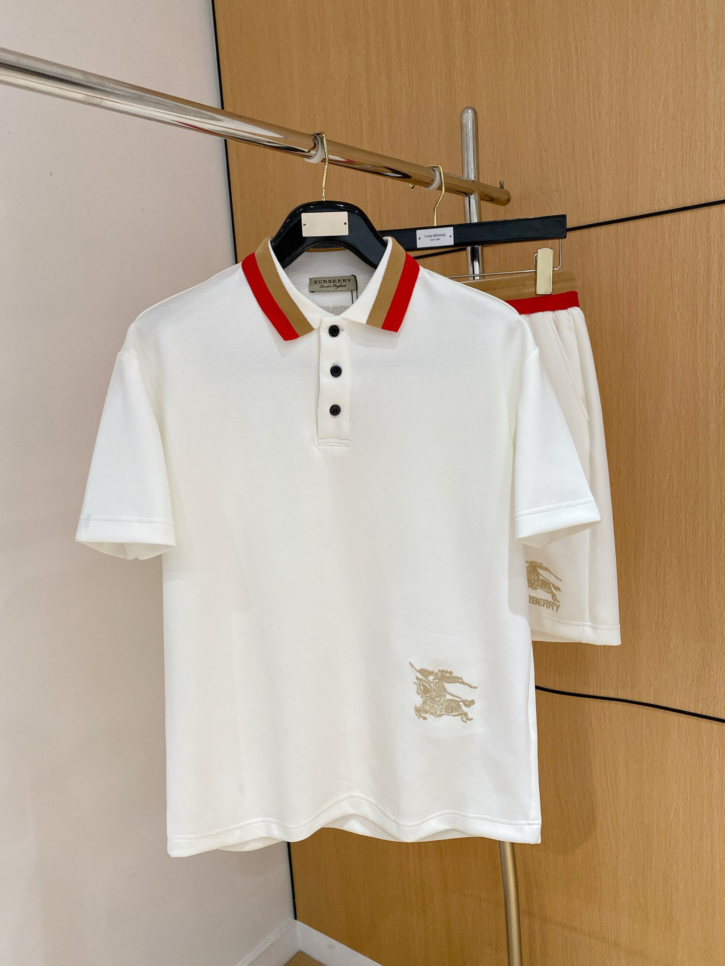 NO:865572,Burberry 2026 spring and summer latest style, same style for men and women, classic design short-sleeved T-shirt shorts suit, slightly expanded version, customized air layer fabric, soft to the touch, comfortable to wear, fine workmanship. The upper body effect is incomparably handsome, size M-3XLA1,, burberry, shorts, T-shirt, tees, t-shirt,19860909巴宝莉 2026春夏最新款,男女同款,经典设计短袖T恤短裤套装,微扩版型,定制空气层面料,手感柔软,穿着舒适,做工精细.上身效果无敌帅气,码数M-3XLA1,,burberry,shorts,T-shirt,tees，t-shirt,,Men's clothing