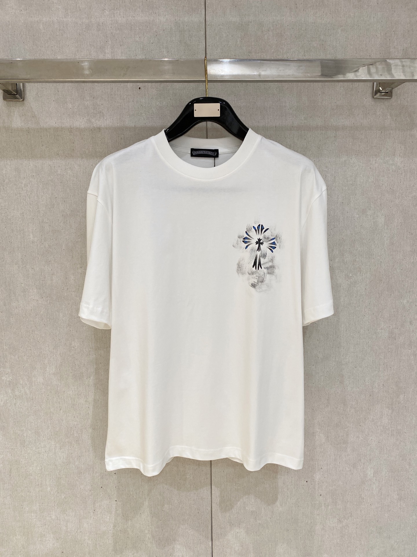 NO:848214,Croxin 2026 new double yarn pure cotton men's casual bottoming short-sleeved T-shirt!  High-end customization, high version, fashionable and versatile, loose version, original imported 300g double-ply cotton fabric, threaded cuffs, collar and hem, super soft and delicate to the touch, skin-friendly and comfortable to wear, high-end boutique. Avant-garde style, charming and comfortable, great for the upper body, men's must-have items, complete with three standards, size M-2Xl, up to 200 pounds, chrome hearts, T-shirt, tees, t-shirt,19860909克罗心 2026 新款双纱纯棉男士休闲打底短袖T恤！高端定制 高版本 时尚百搭爆款宽松版型原版进口300克双股纯棉面料 螺纹袖口.领口衣摆 手感超柔软细腻 穿着亲肤舒适 高端精品.前卫风格魅力舒适, 上身非常赞 男士必备单品 三标齐全 尺码M-2Xl 最大穿200斤,,chrome hearts,T-shirt,tees，t-shirt,,Men's clothing