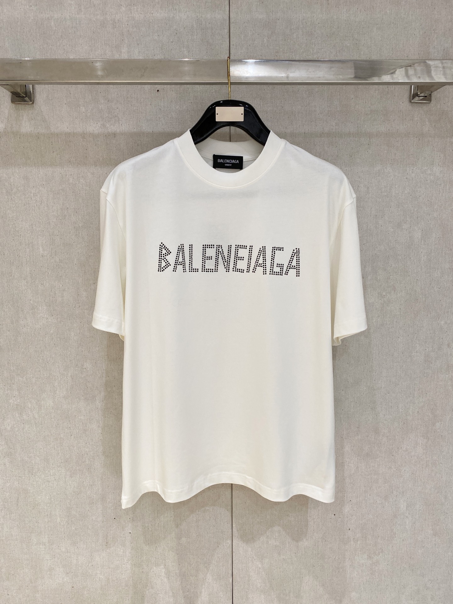 NO:848220,Balenciaga 2026 new double yarn pure cotton men's casual bottoming short-sleeved T-shirt!  High-end customization, high version, fashionable and versatile, loose version, original imported 300g double-ply cotton fabric, threaded cuffs, collar and hem, super soft and delicate to the touch, skin-friendly and comfortable to wear, high-end boutique. Avant-garde style, charming and comfortable, great upper body, essential items for men, complete with three standards, size M-2Xl, up to 200 pounds, balenciaga, T-shirt, tees, t-shirt,19860909巴黎世家 2026 新款双纱纯棉男士休闲打底短袖T恤！高端定制 高版本 时尚百搭爆款宽松版型原版进口300克双股纯棉面料 螺纹袖口.领口衣摆 手感超柔软细腻 穿着亲肤舒适 高端精品.前卫风格魅力舒适, 上身非常赞 男士必备单品 三标齐全 尺码M-2Xl 最大穿200斤,,balenciaga,T-shirt,tees，t-shirt,,Men's clothing