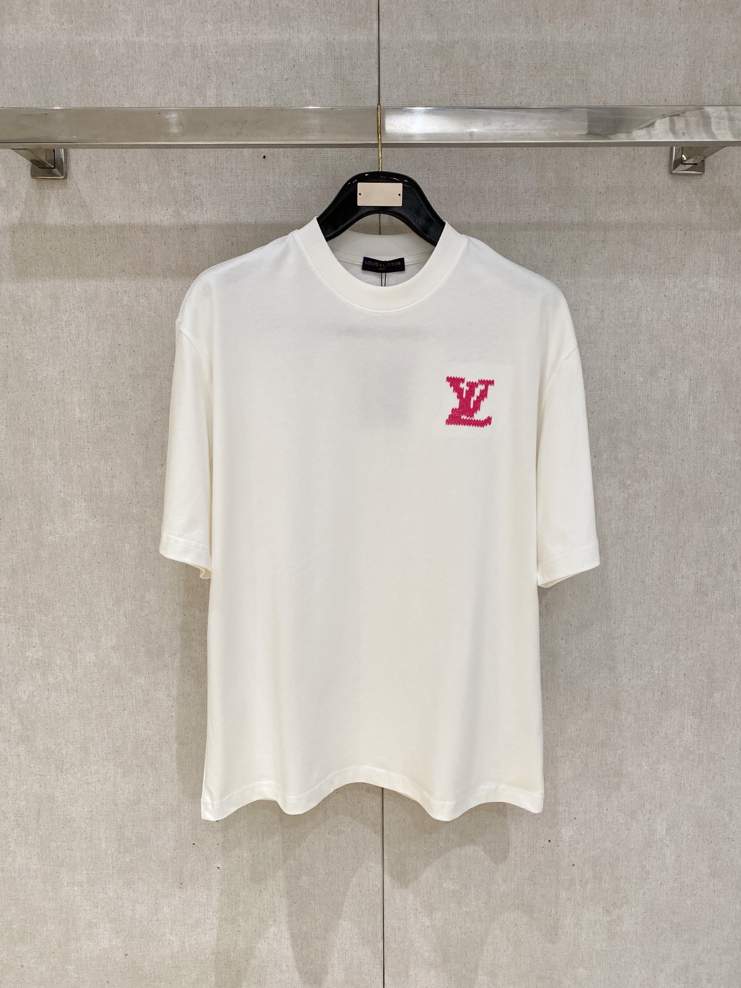 NO:848223,LV 2026 new double yarn pure cotton men's casual bottoming short-sleeved T-shirt!  High-end customization, high version, fashionable and versatile, loose version, original imported 300g double-strand pure cotton fabric, threaded cuffs, collar and hem, super soft and delicate feel, skin-friendly and comfortable to wear, high-end boutique. Avant-garde style, charming and comfortable, great for the upper body, men's must-have items, complete with three standards, size M-2Xl, maximum wear 200 pounds, louis vuitton, T-shirt, tees, t-shirt,19860909LV 2026 新款双纱纯棉男士休闲打底短袖T恤！高端定制 高版本 时尚百搭爆款宽松版型原版进口300克双股纯棉面料 螺纹袖口.领口衣摆 手感超柔软细腻 穿着亲肤舒适 高端精品.前卫风格魅力舒适, 上身非常赞 男士必备单品 三标齐全 尺码M-2Xl 最大穿200斤,,louis vuitton,T-shirt,tees，t-shirt,,Men's clothing