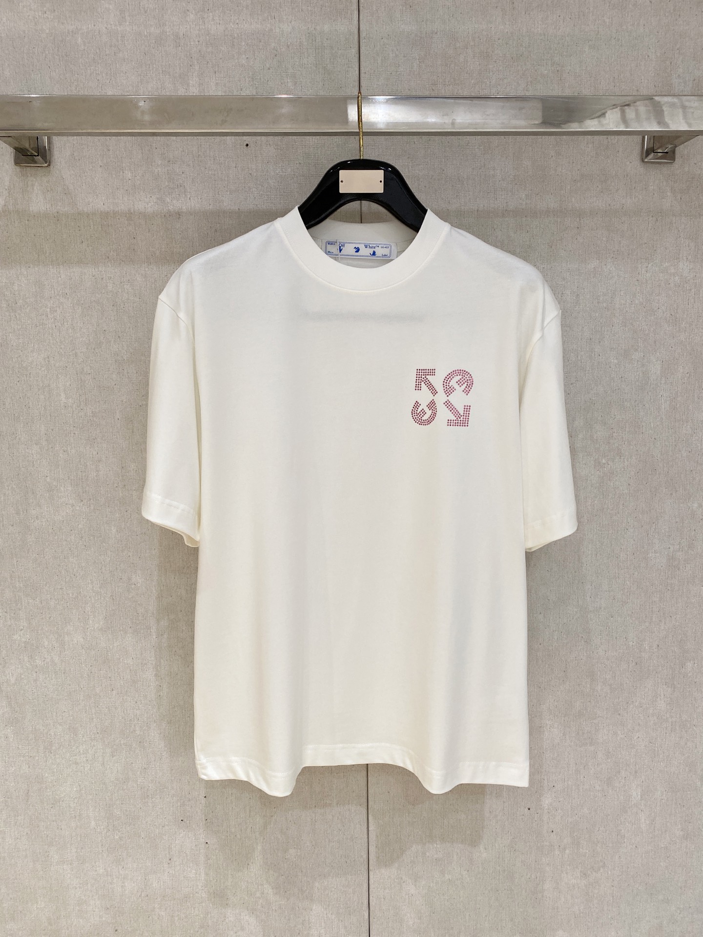 NO:848226,Off-white 2026 new double yarn pure cotton men's casual bottoming short-sleeved T-shirt!  High-end customization, high version, fashionable and versatile, loose version, original imported 300g double-strand pure cotton fabric, threaded cuffs, collar and hem, super soft and delicate to the touch, skin-friendly and comfortable to wear, high-end boutique. Avant-garde style, charming and comfortable, great for the upper body, men's must-have items, complete with three standards, size M-2Xl, can wear up to 200 pounds, off white, T-shirt, tees, t-shirt,19860909Off-white 2026 新款双纱纯棉男士休闲打底短袖T恤！高端定制 高版本 时尚百搭爆款宽松版型原版进口300克双股纯棉面料 螺纹袖口.领口衣摆 手感超柔软细腻 穿着亲肤舒适 高端精品.前卫风格魅力舒适, 上身非常赞 男士必备单品 三标齐全 尺码M-2Xl 最大穿200斤,,off white,T-shirt,tees，t-shirt,,Men's clothing