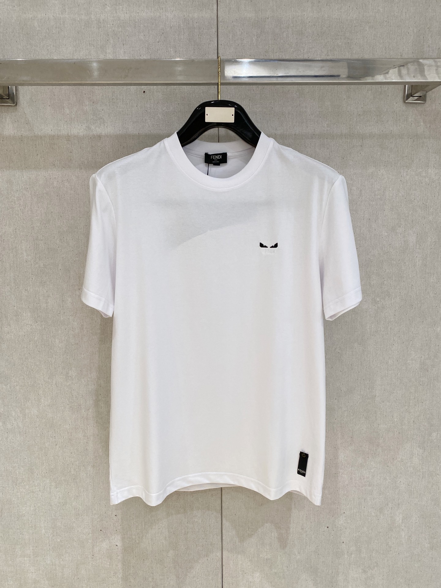 NO:832512,Fendi Fendi selects lyocell skin-friendly fabrics to return to the essence of clothing. The delicate and smooth fabrics bring a comfortable wearing experience. The brand logo on the chest is low-key and unobtrusive, and the classic black and white color scheme easily controls business commuting and daily leisure, showing a calm style. Size M-4XL,,fendi,fendi,19860909Fendi 芬迪 甄选莱赛尔亲肤面料,回归衣物本质,细腻顺滑面料带来自在穿着体验.胸前品牌徽标低调不张扬,黑白经典配色轻松驾驭商务通勤与日常休闲,尽显沉稳格调. 码数M-4XL,,fendi,fendi,,Men's clothing
